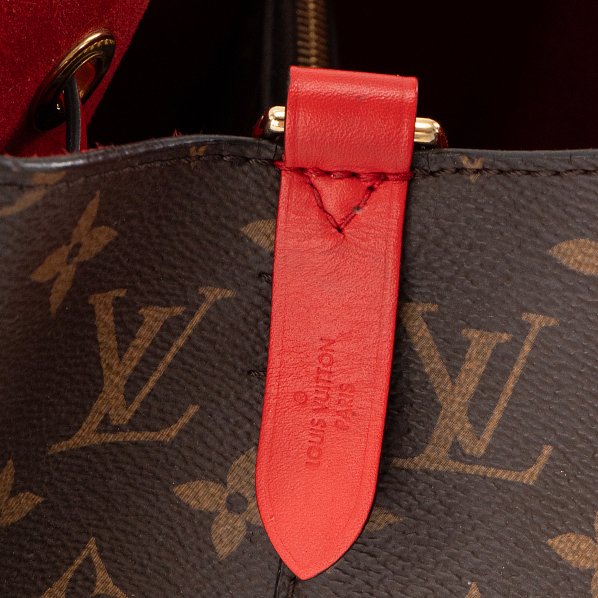 LOUIS VUITTON - Sac à bandoulière NeoNoe Louis Vuitton en toile enduite monogrammée et cuir rouge