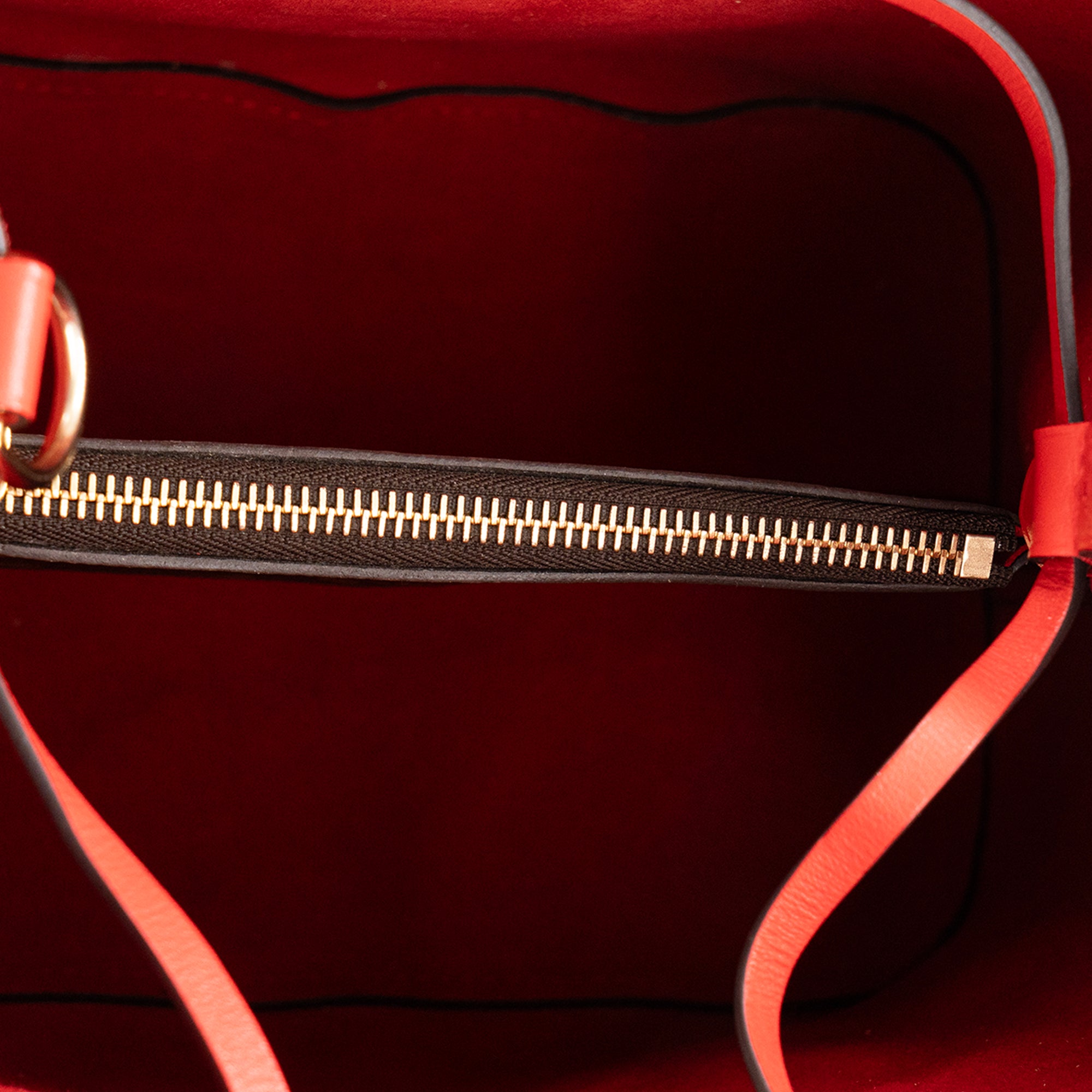 LOUIS VUITTON - Sac à bandoulière NeoNoe Louis Vuitton en toile enduite monogrammée et cuir rouge
