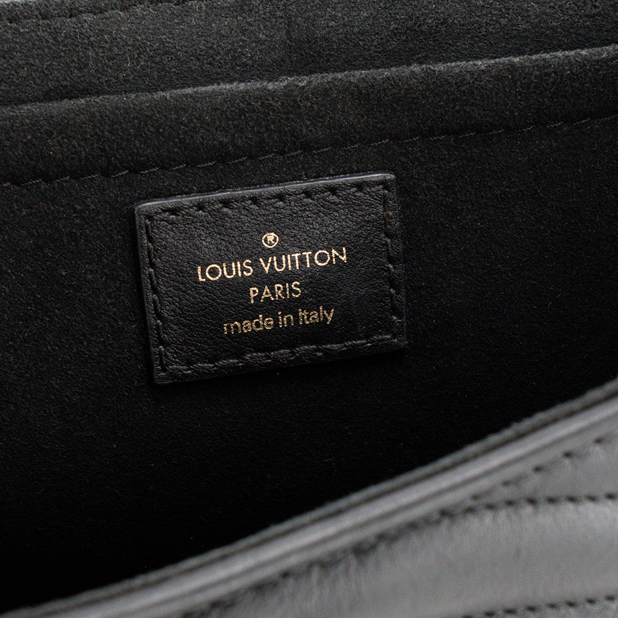 LOUIS VUITTON - Sac à bandoulière New Wave Louis Vuitton en cuir matelassé noir