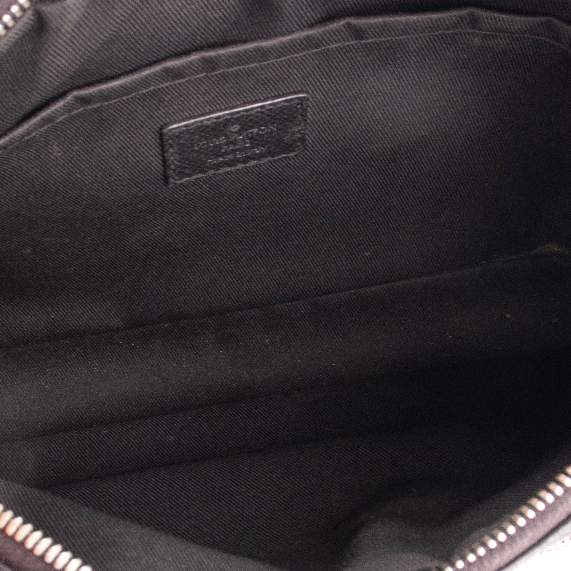 LOUIS VUITTON - Sac à bandoulière Outdoor Messenger Louis Vuitton en cuir noir et toile enduite monogrammée éclipse