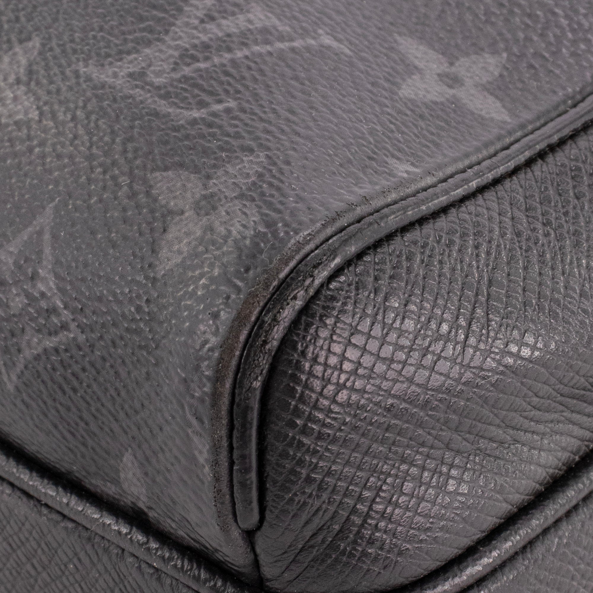 LOUIS VUITTON - Sac à bandoulière Outdoor Messenger Louis Vuitton en cuir noir et toile enduite monogrammée éclipse