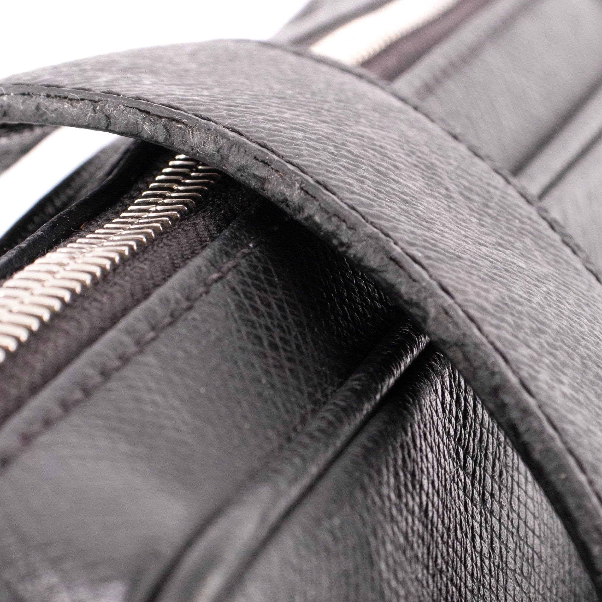 LOUIS VUITTON - Sac à bandoulière Outdoor Messenger Louis Vuitton en cuir noir et toile enduite monogrammée éclipse