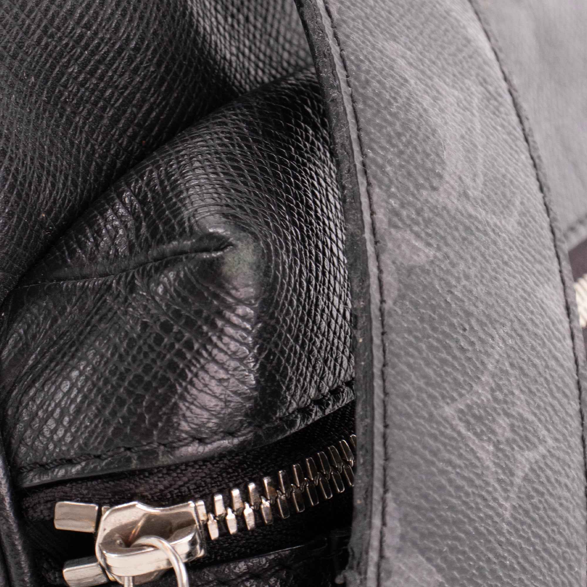 LOUIS VUITTON - Sac à bandoulière Outdoor Messenger Louis Vuitton en cuir noir et toile enduite monogrammée éclipse