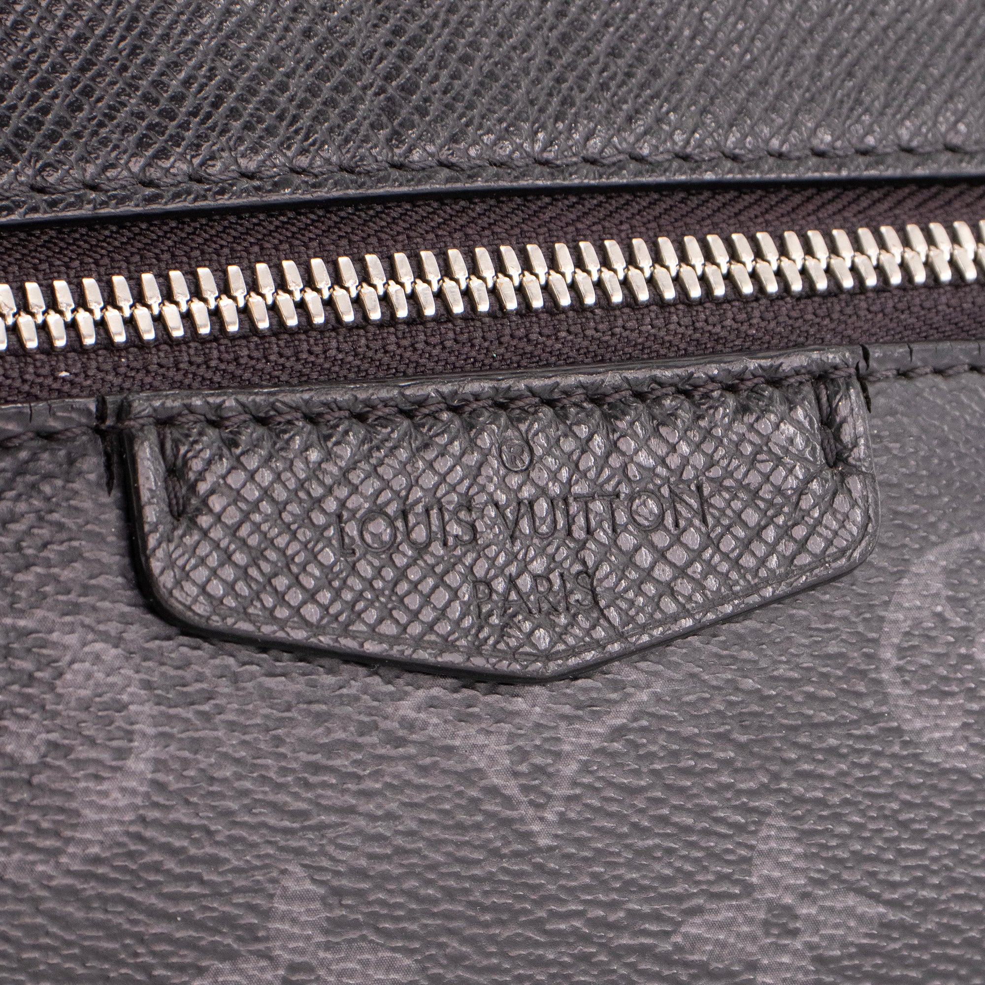 LOUIS VUITTON - Sac à bandoulière Outdoor Messenger Louis Vuitton en cuir noir et toile enduite monogrammée éclipse