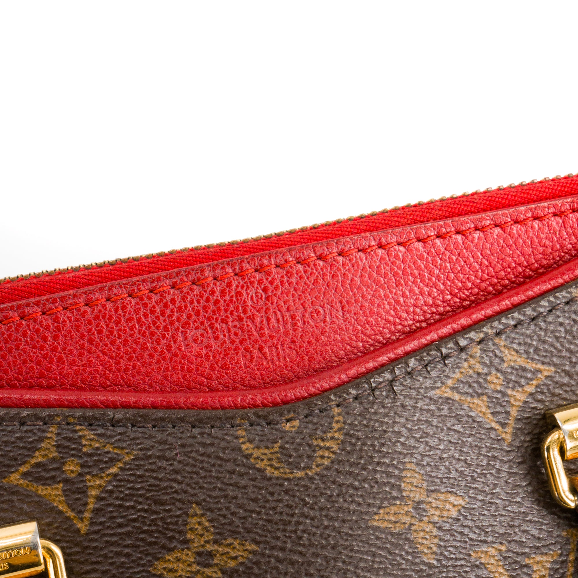 LOUIS VUITTON - Sac à bandoulière Pallas BB Louis Vuitton en toile enduite monogrammée et cuir grainé rouge