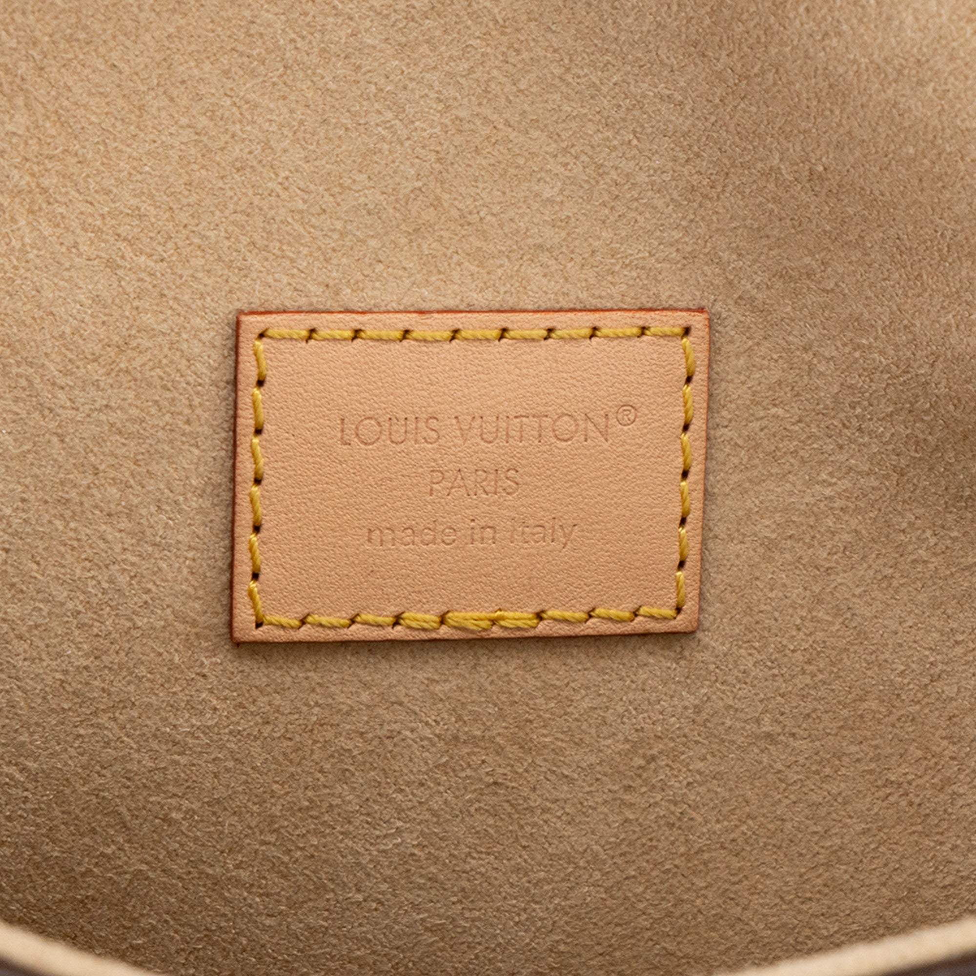 LOUIS VUITTON - Sac à bandoulière Saumur BB Louis Vuitton en toile enduite monogrammée