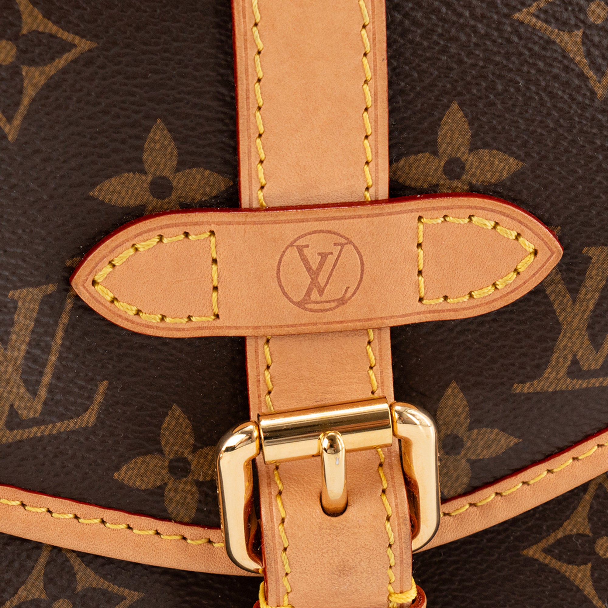 LOUIS VUITTON - Sac à bandoulière Saumur BB Louis Vuitton en toile enduite monogrammée
