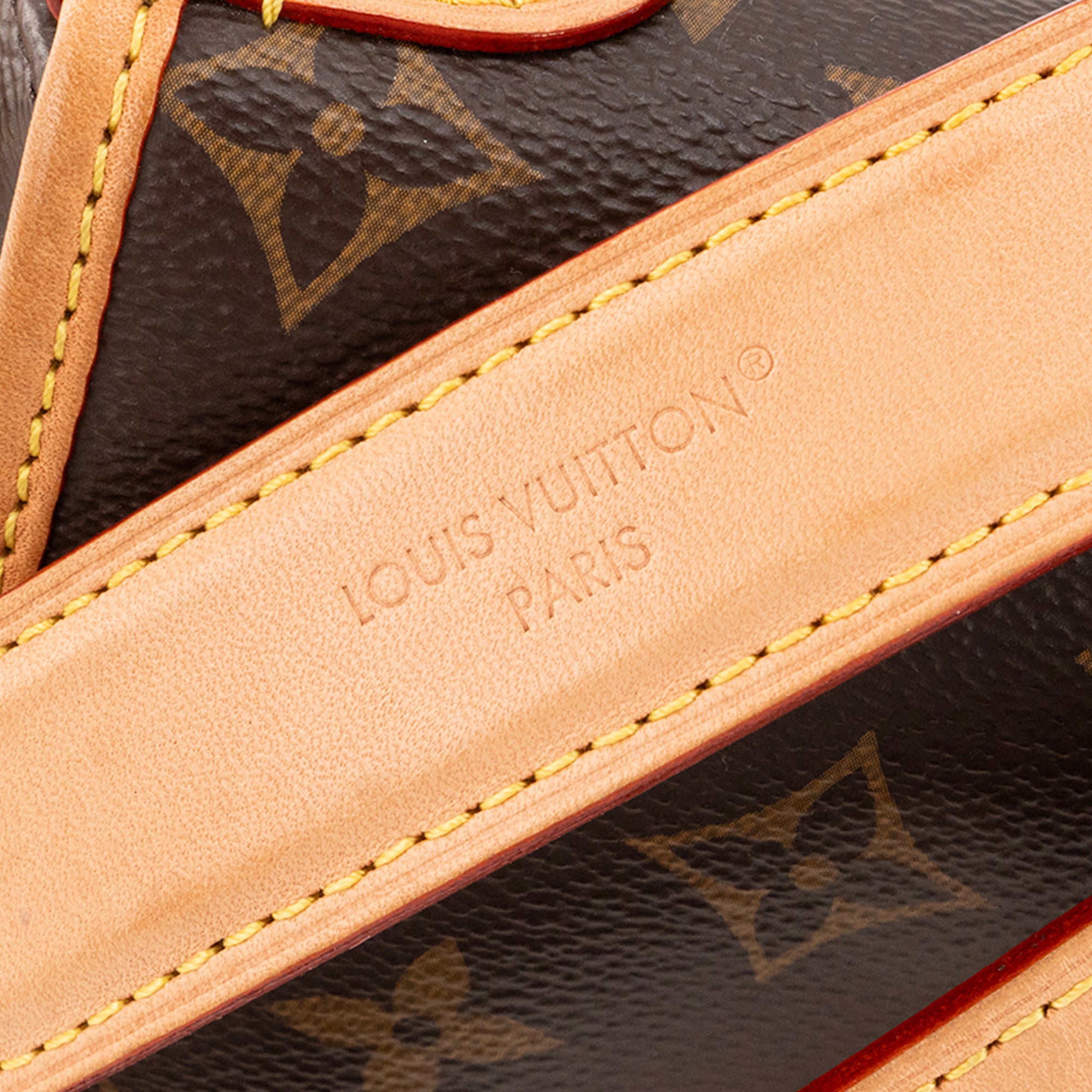 LOUIS VUITTON - Sac à bandoulière Saumur BB Louis Vuitton en toile enduite monogrammée