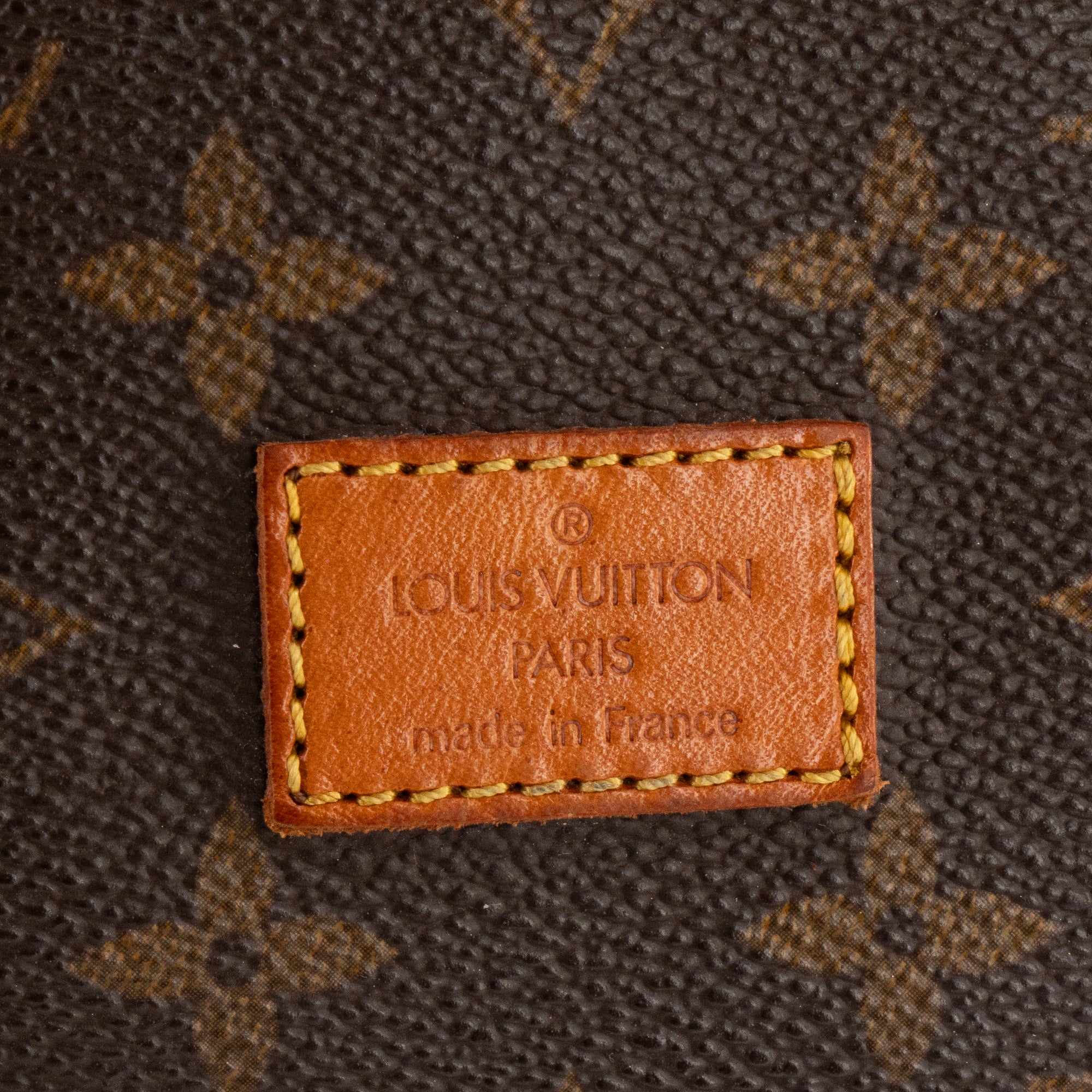 LOUIS VUITTON - Sac à bandoulière Saumur Louis Vuitton en toile enduite monogrammée vintage