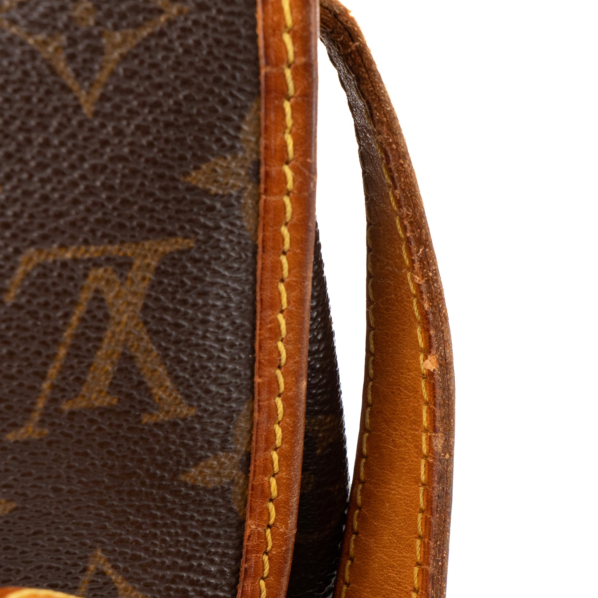 LOUIS VUITTON - Sac à bandoulière Saumur Louis Vuitton en toile enduite monogrammée vintage