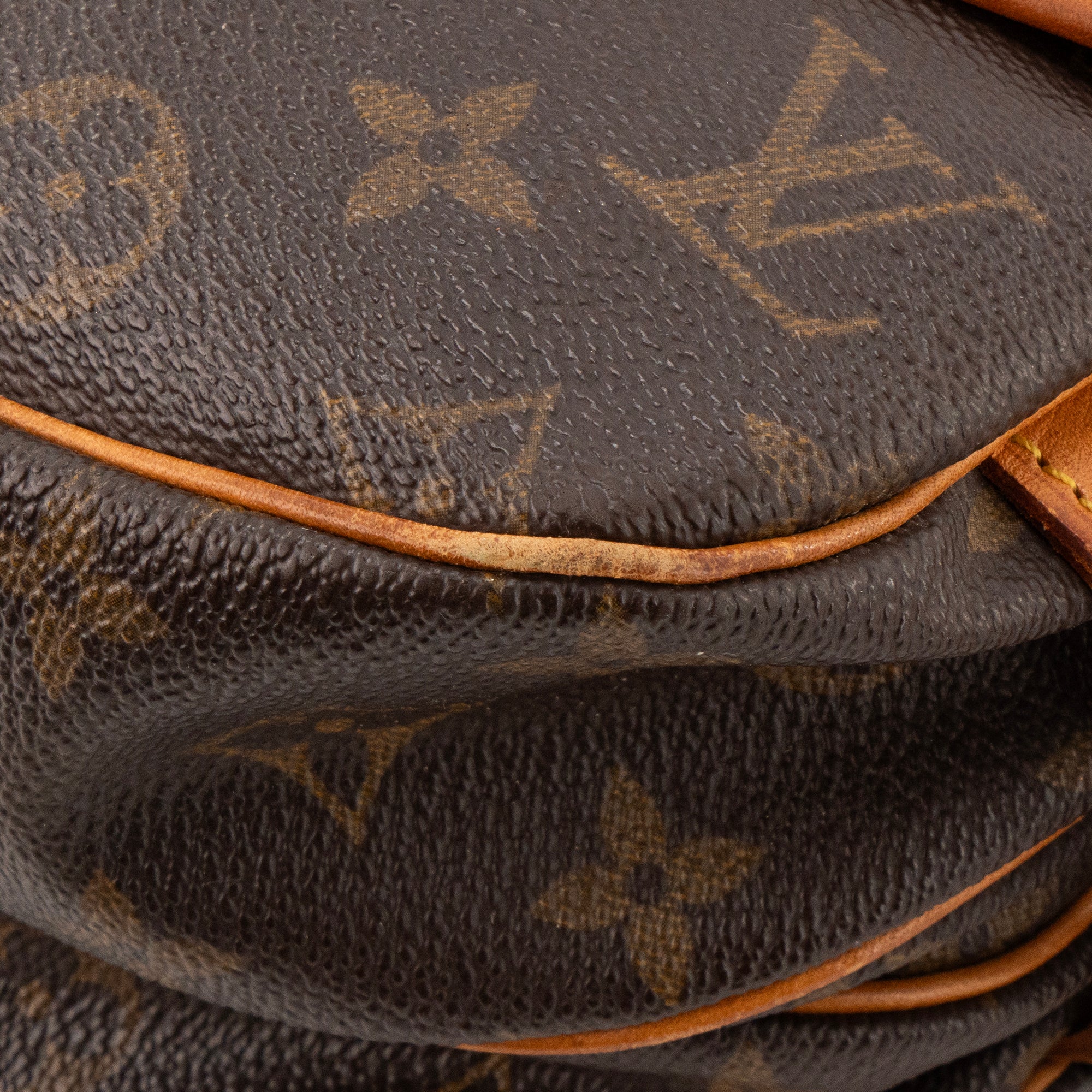 LOUIS VUITTON - Sac à bandoulière Saumur Louis Vuitton en toile enduite monogrammée vintage
