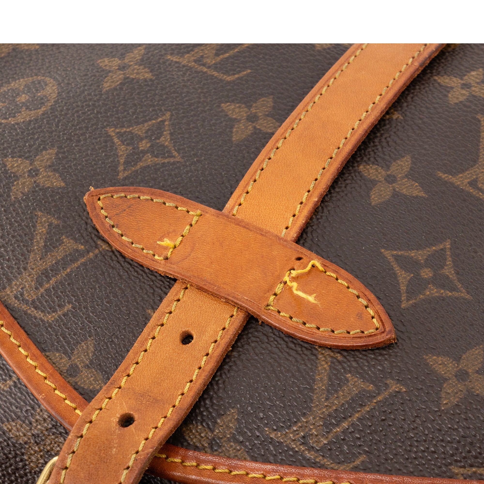LOUIS VUITTON - Sac à bandoulière Saumur Louis Vuitton en toile enduite monogrammée vintage