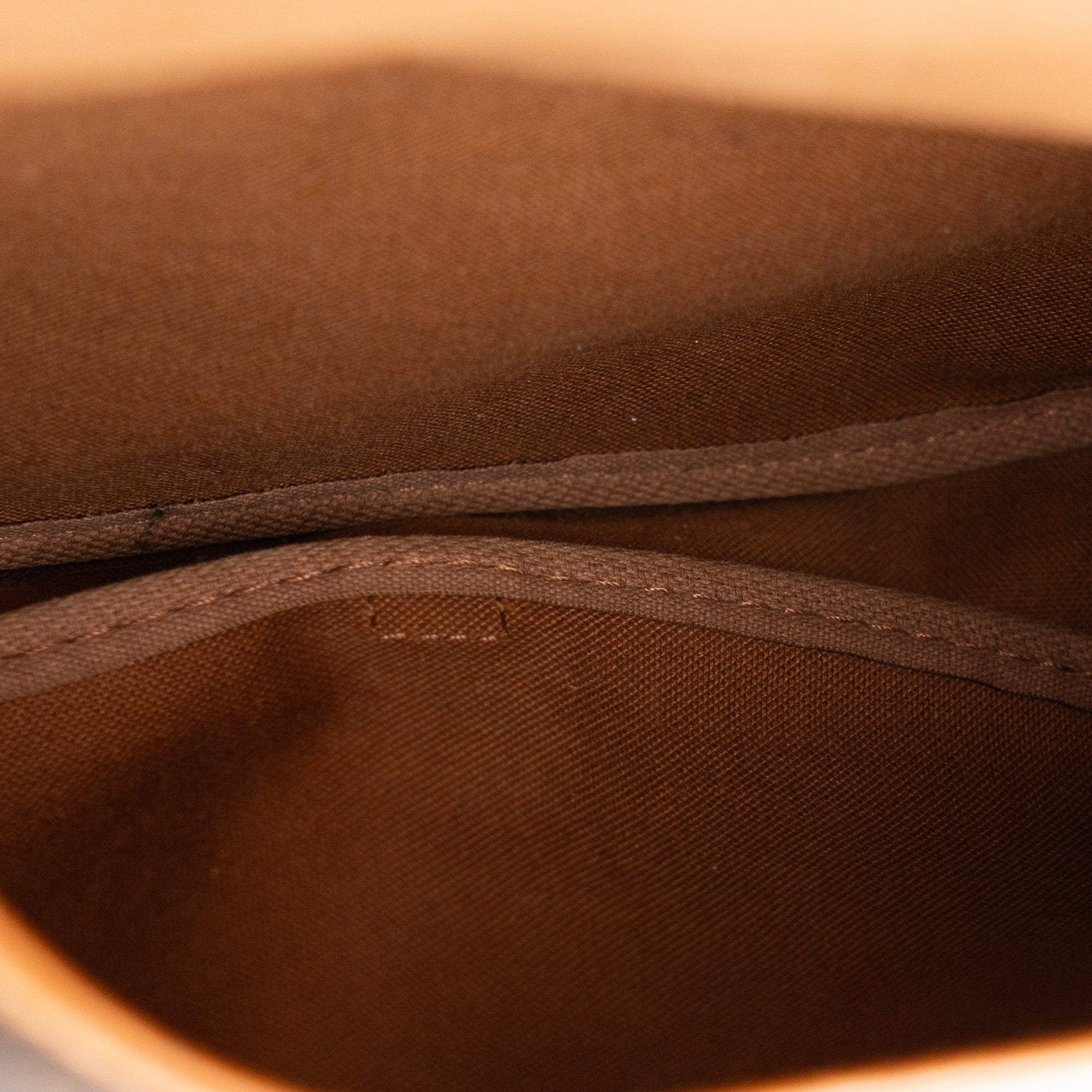 LOUIS VUITTON - Sac à bandoulière Saumur Louis Vuitton en toile enduite monogrammée vintage