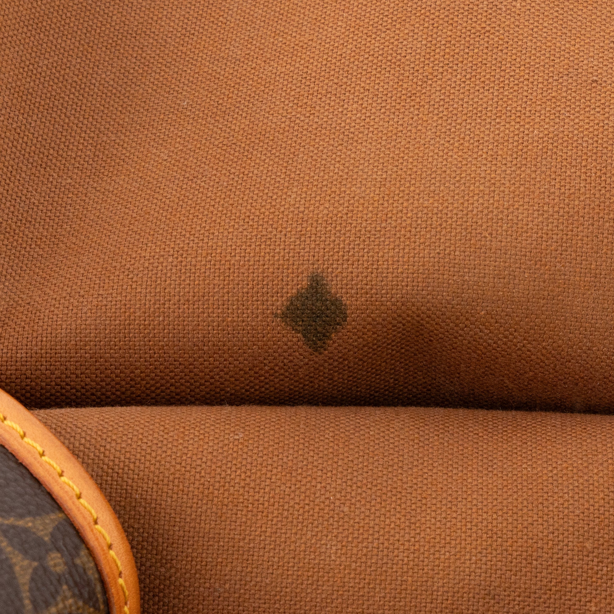 LOUIS VUITTON - Sac à bandoulière Saumur Louis Vuitton en toile enduite monogrammée vintage