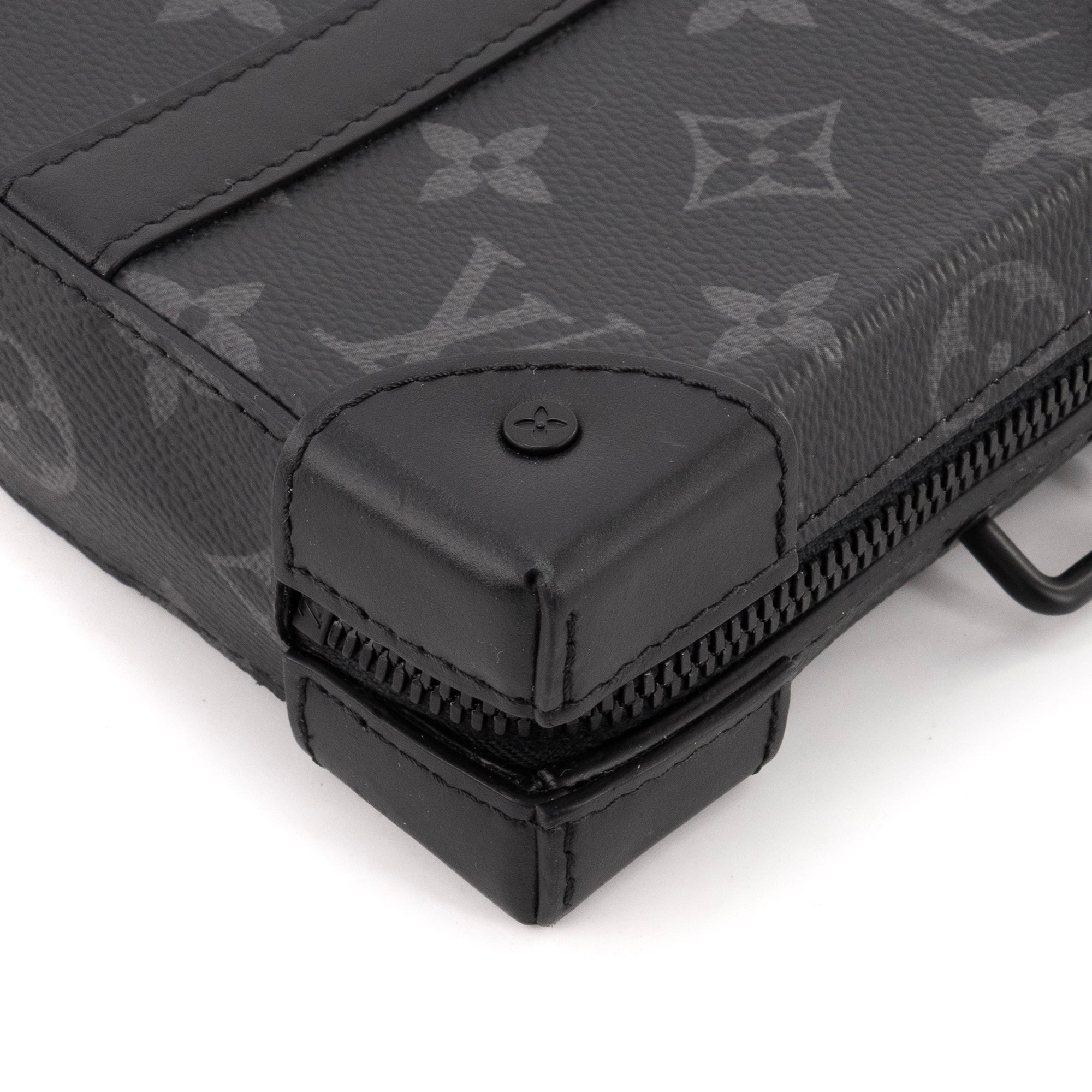 LOUIS VUITTON - Sac à bandoulière Soft Trunk Louis Vuitton en toile enduite monogrammée éclipse