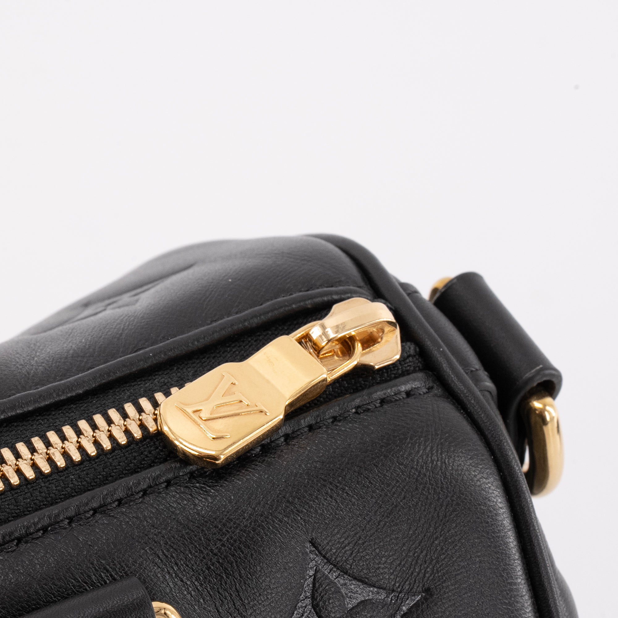 LOUIS VUITTON - Sac à bandoulière Speedy 22 Louis Vuitton en cuir embossé noir édition limitée