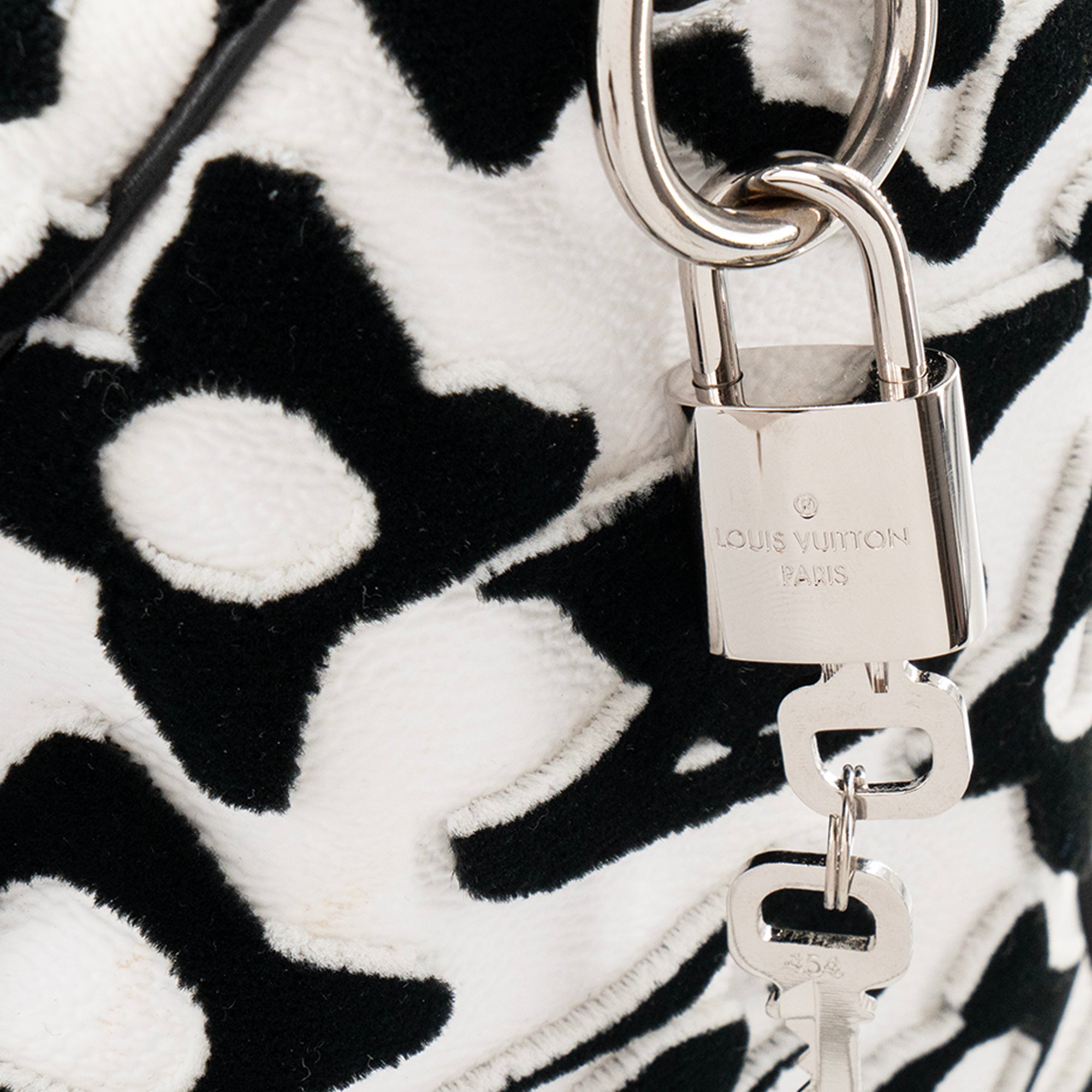 LOUIS VUITTON - Sac à bandoulière Speedy 25 Louis Vuitton x Urs Fisher en cuir grainé blanc et tuftage noir édition limitée