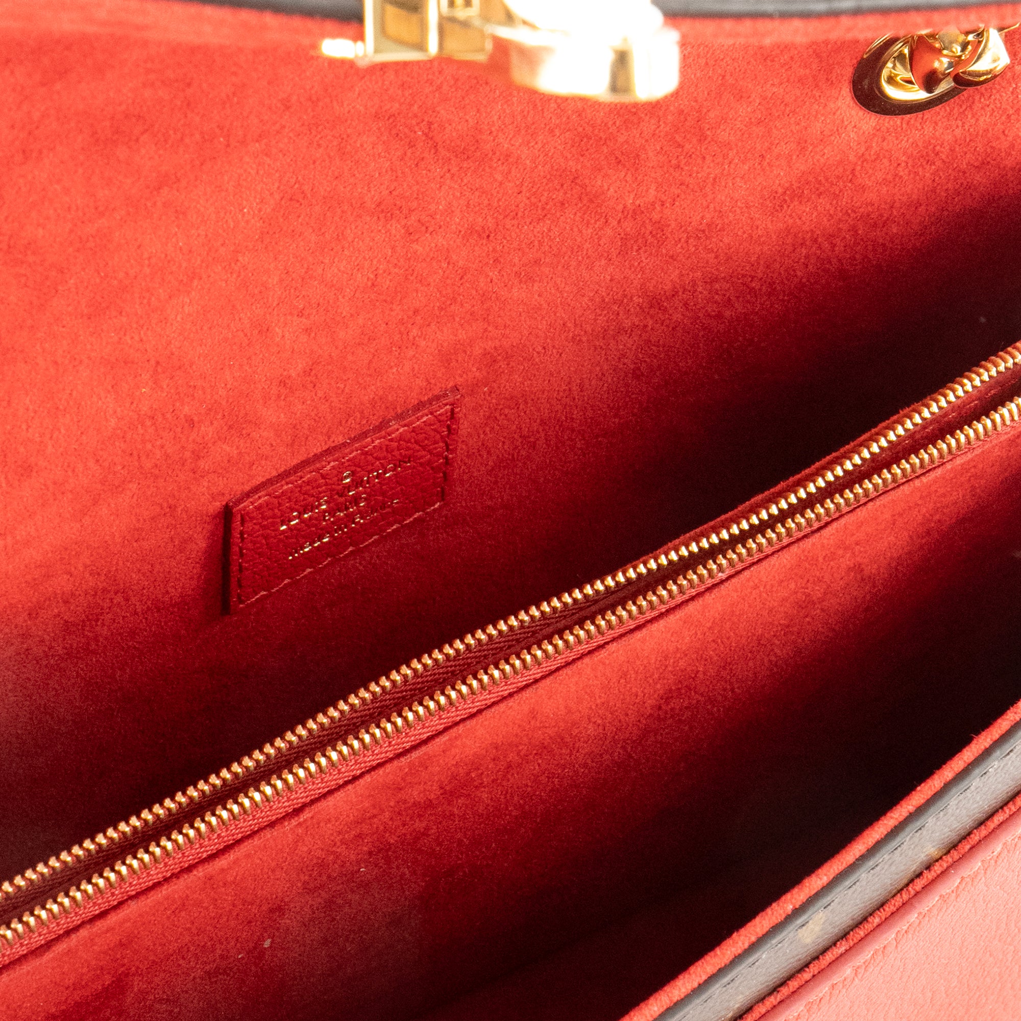 LOUIS VUITTON - Sac à bandoulière Victoire Louis Vuitton en cuir rouge et toile enduite monogrammée