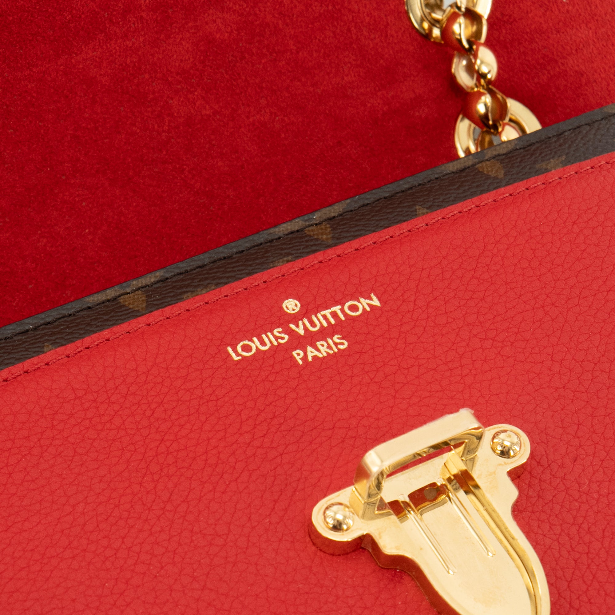 LOUIS VUITTON - Sac à bandoulière Victoire Louis Vuitton en cuir rouge et toile enduite monogrammée