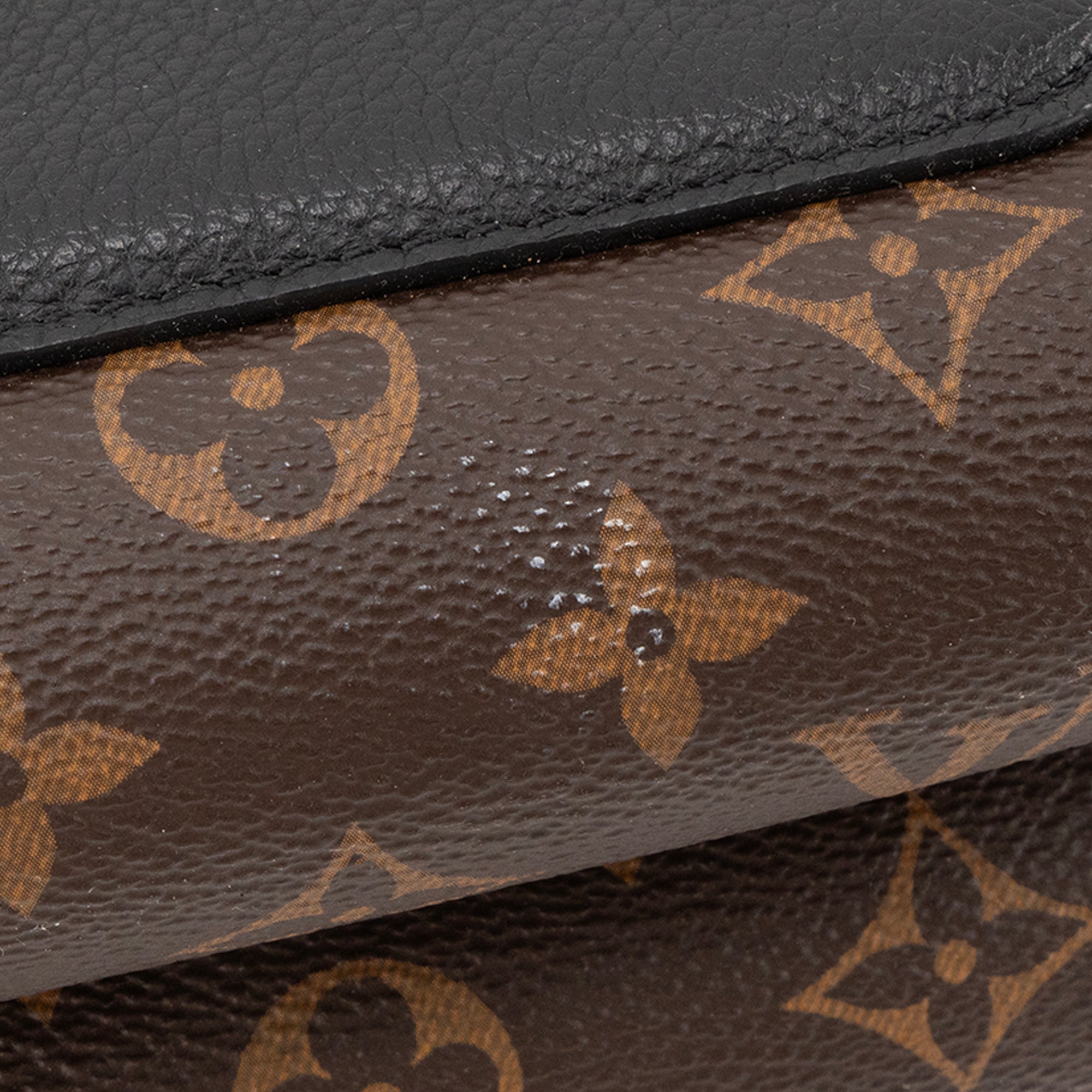 LOUIS VUITTON - Sac à bandoulière Victoire Louis Vuitton en toile enduite monogrammée et cuir grainé noir