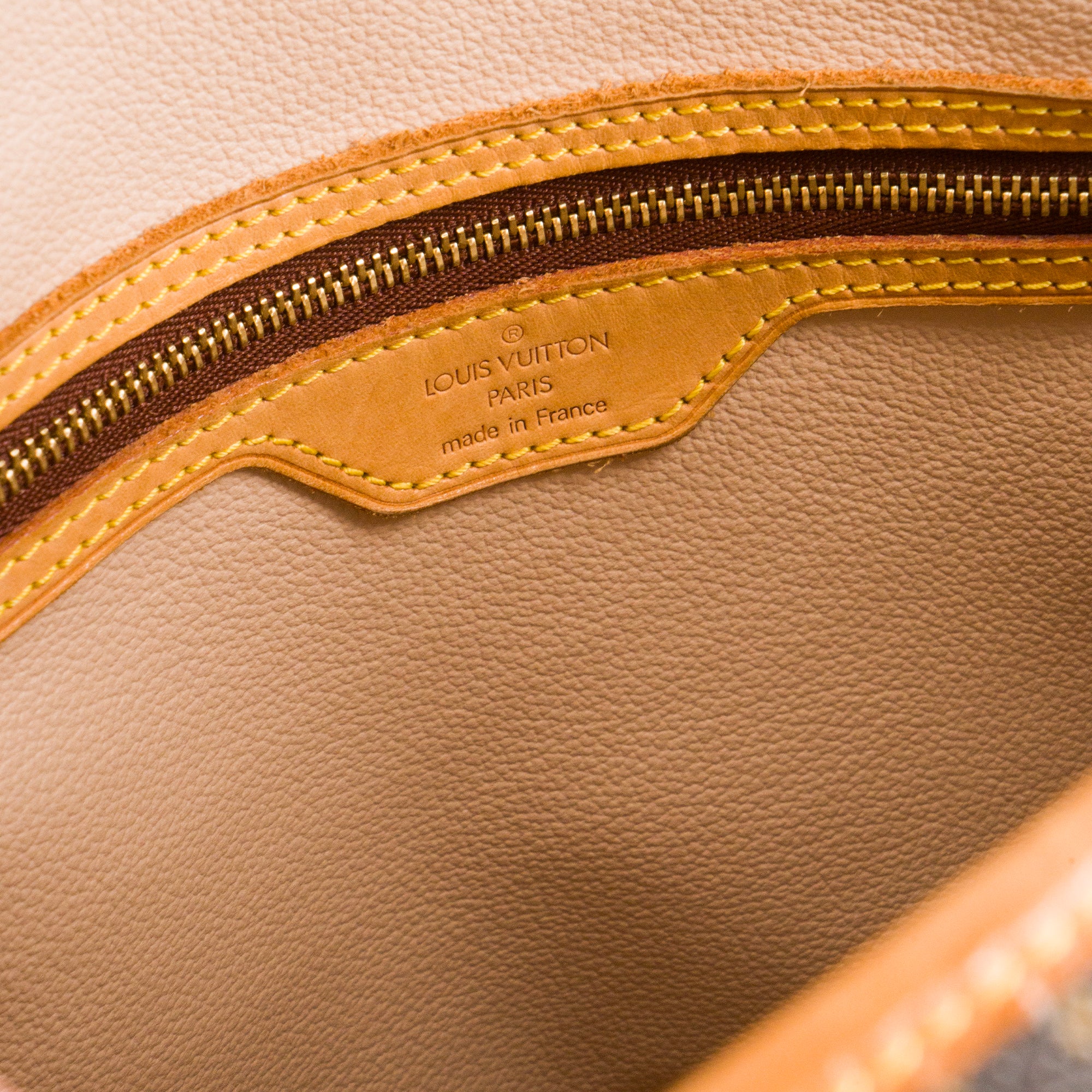 LOUIS VUITTON - Sac à épaule Bucket Louis Vuitton en toile enduite monogrammée vintage
