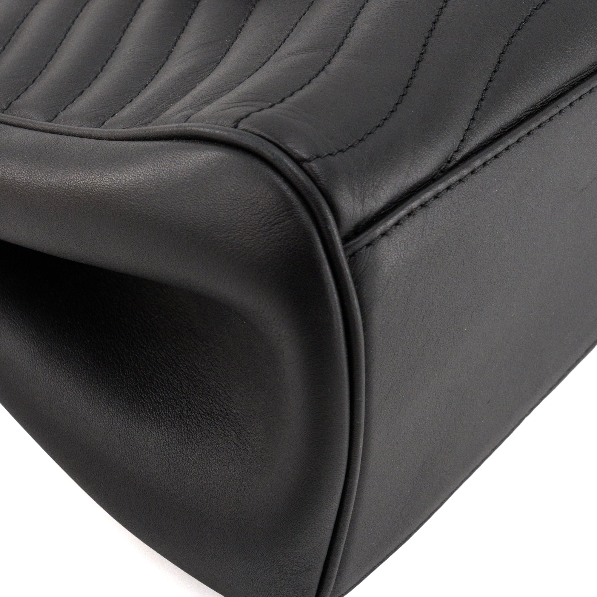 LOUIS VUITTON - Sac à épaule New Wave Louis Vuitton en cuir lisse noir