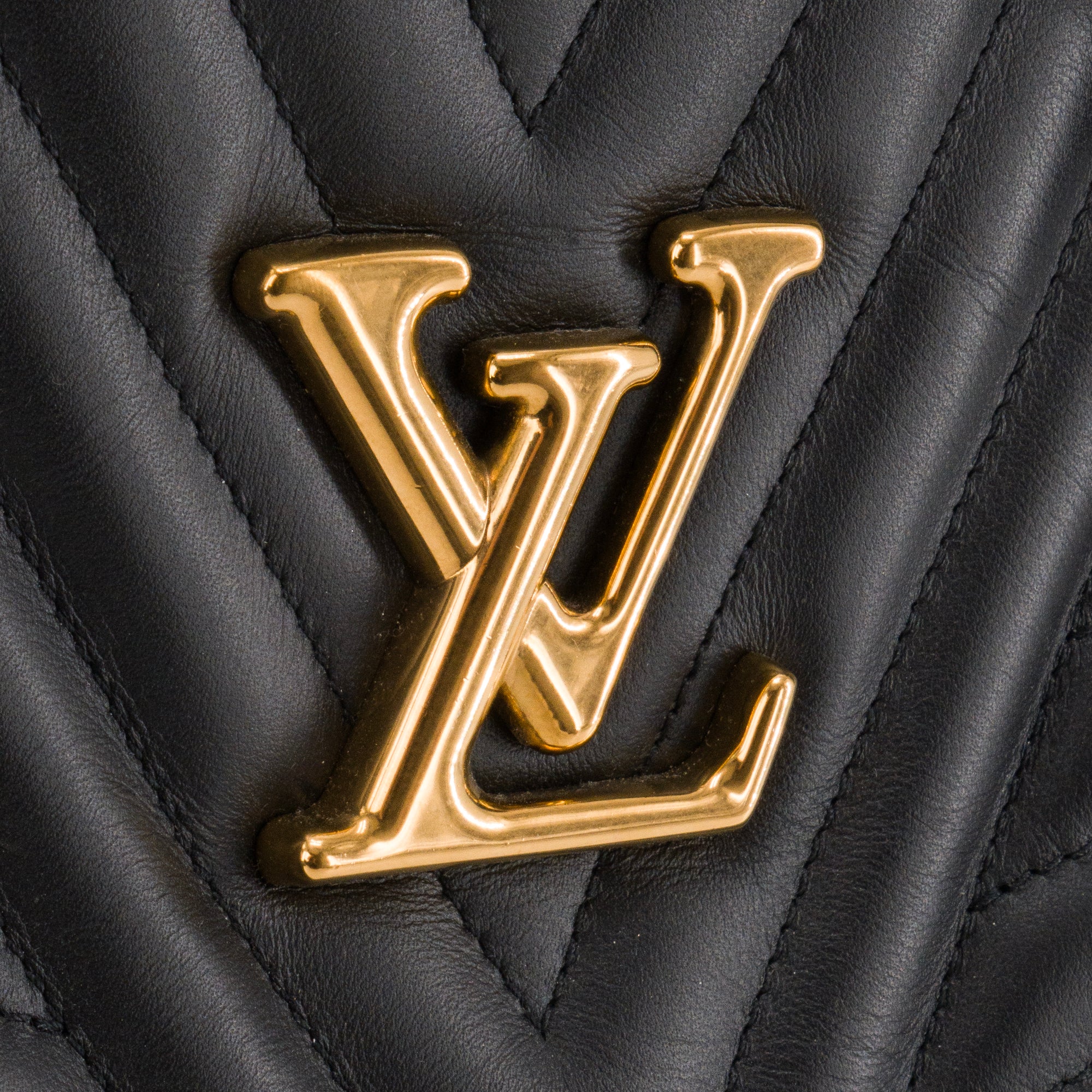 LOUIS VUITTON - Sac à épaule New Wave Louis Vuitton en cuir lisse noir