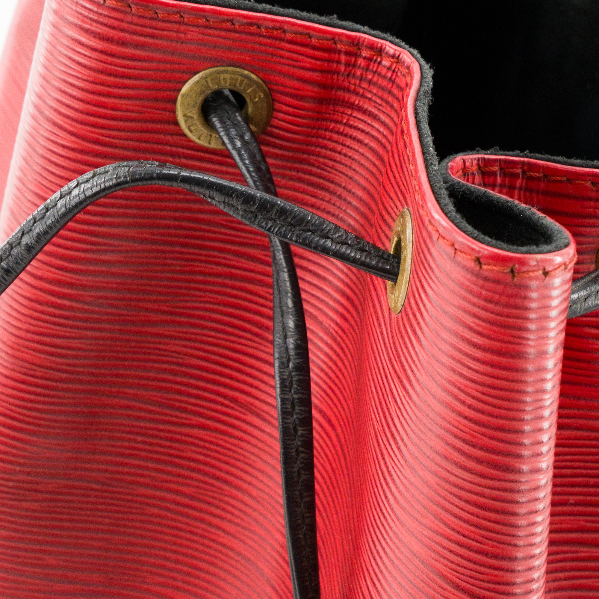LOUIS VUITTON - Sac à épaule Noé Louis Vuitton en cuir épi rouge et noir vintage