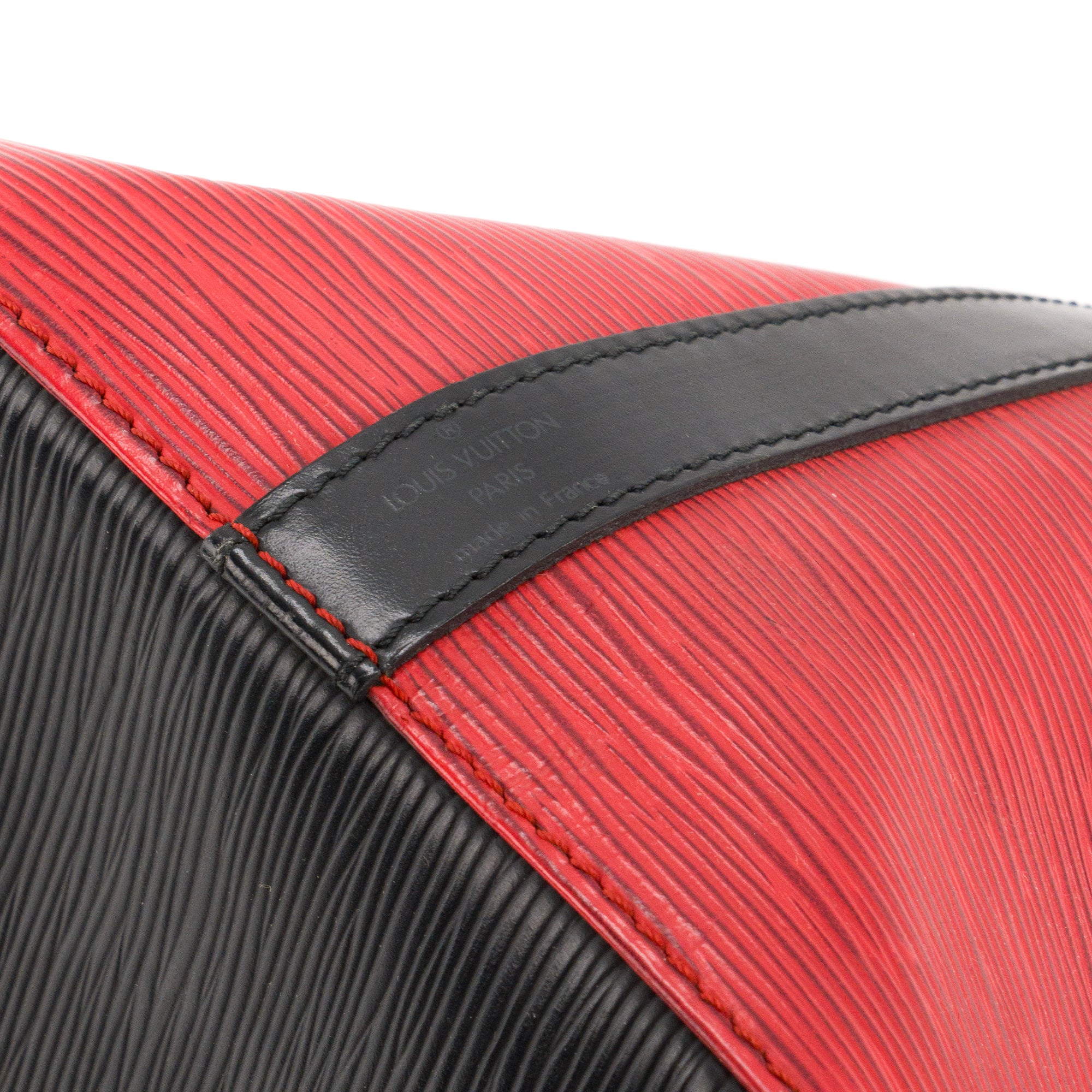 LOUIS VUITTON - Sac à épaule Noé Louis Vuitton en cuir épi rouge et noir vintage