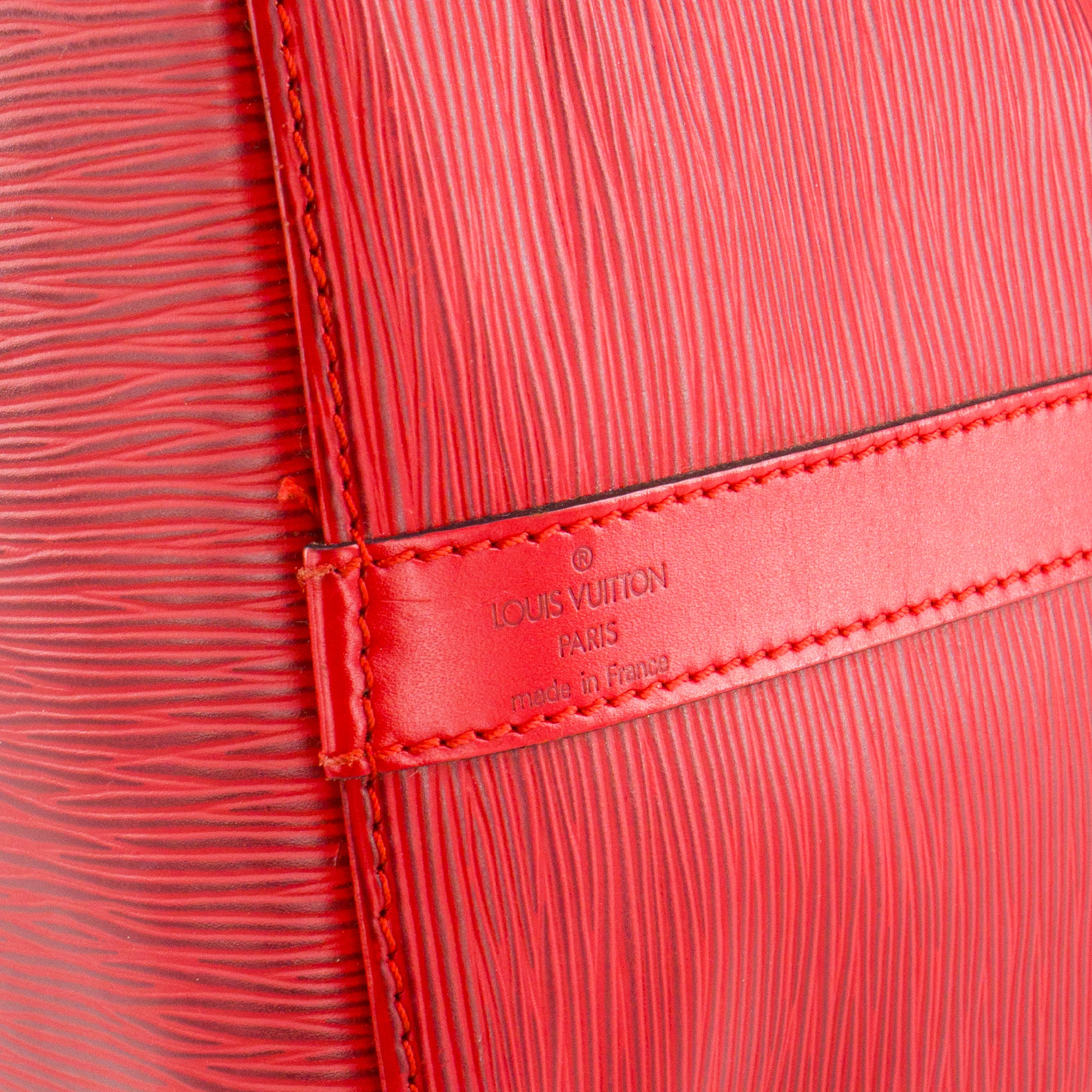 LOUIS VUITTON - Sac à épaule Noé Louis Vuitton en cuir épi rouge vintage