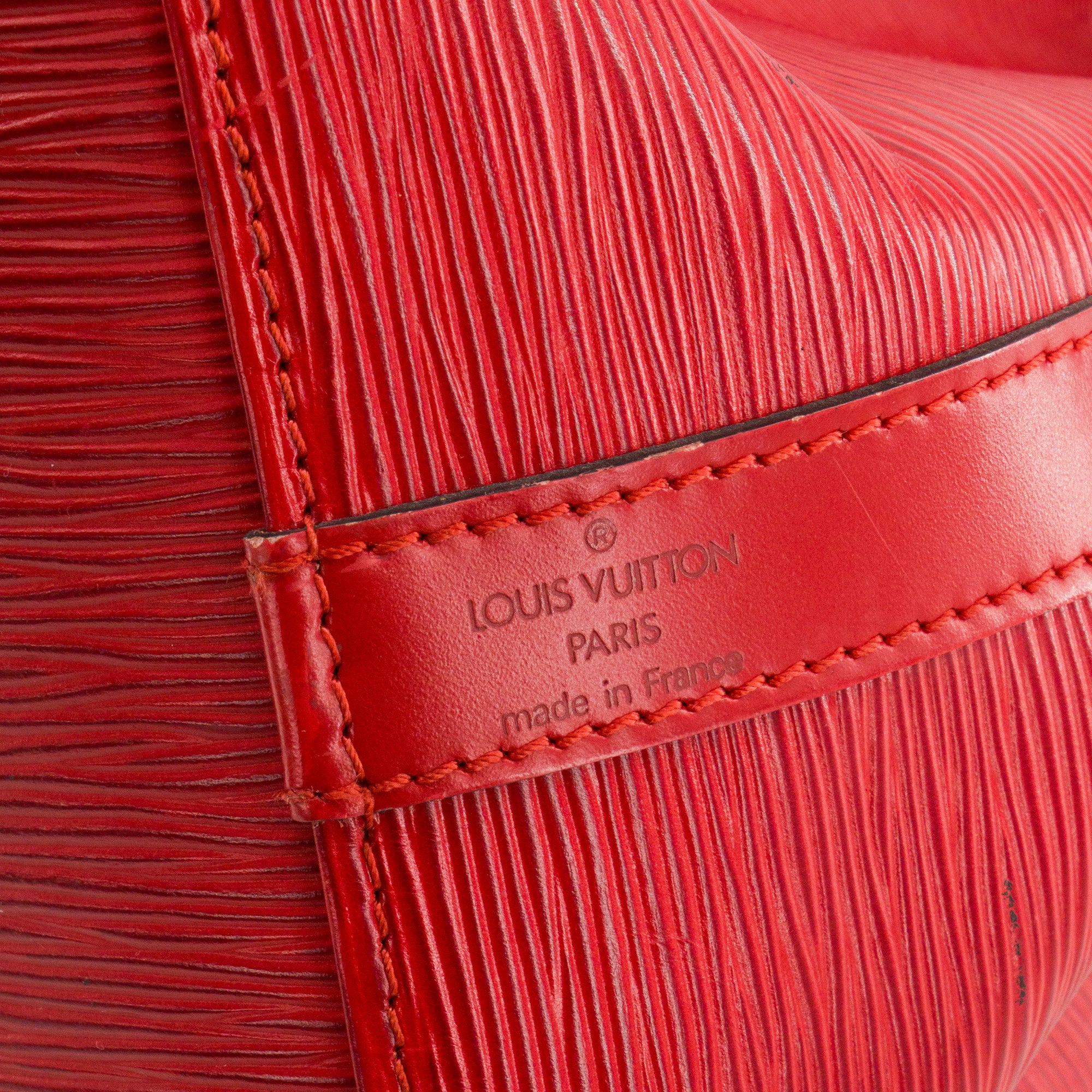 LOUIS VUITTON - Sac à épaule Noé Louis Vuitton en cuir épi rouge vintage