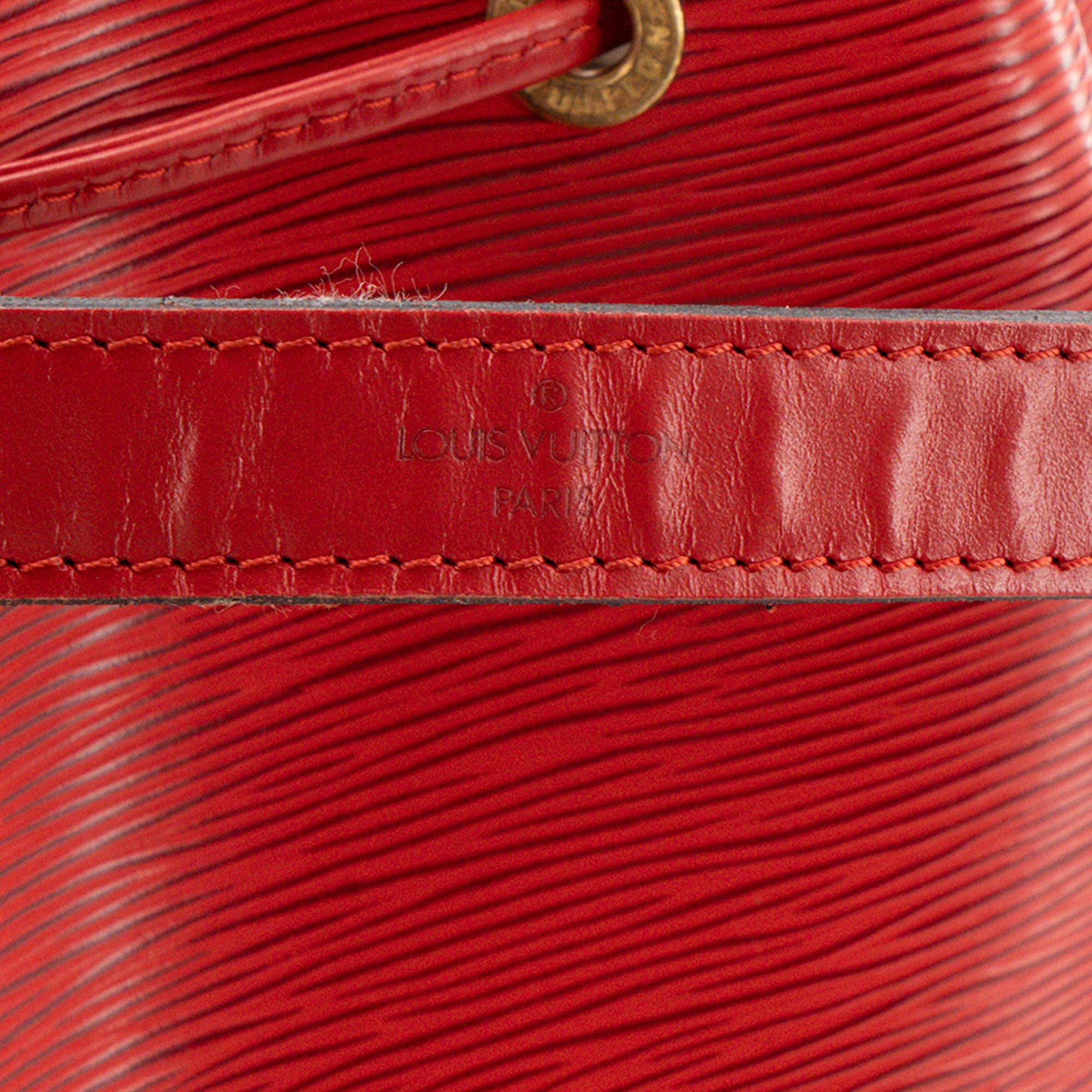 LOUIS VUITTON - Sac à épaule Noé Louis Vuitton en cuir épi rouge vintage