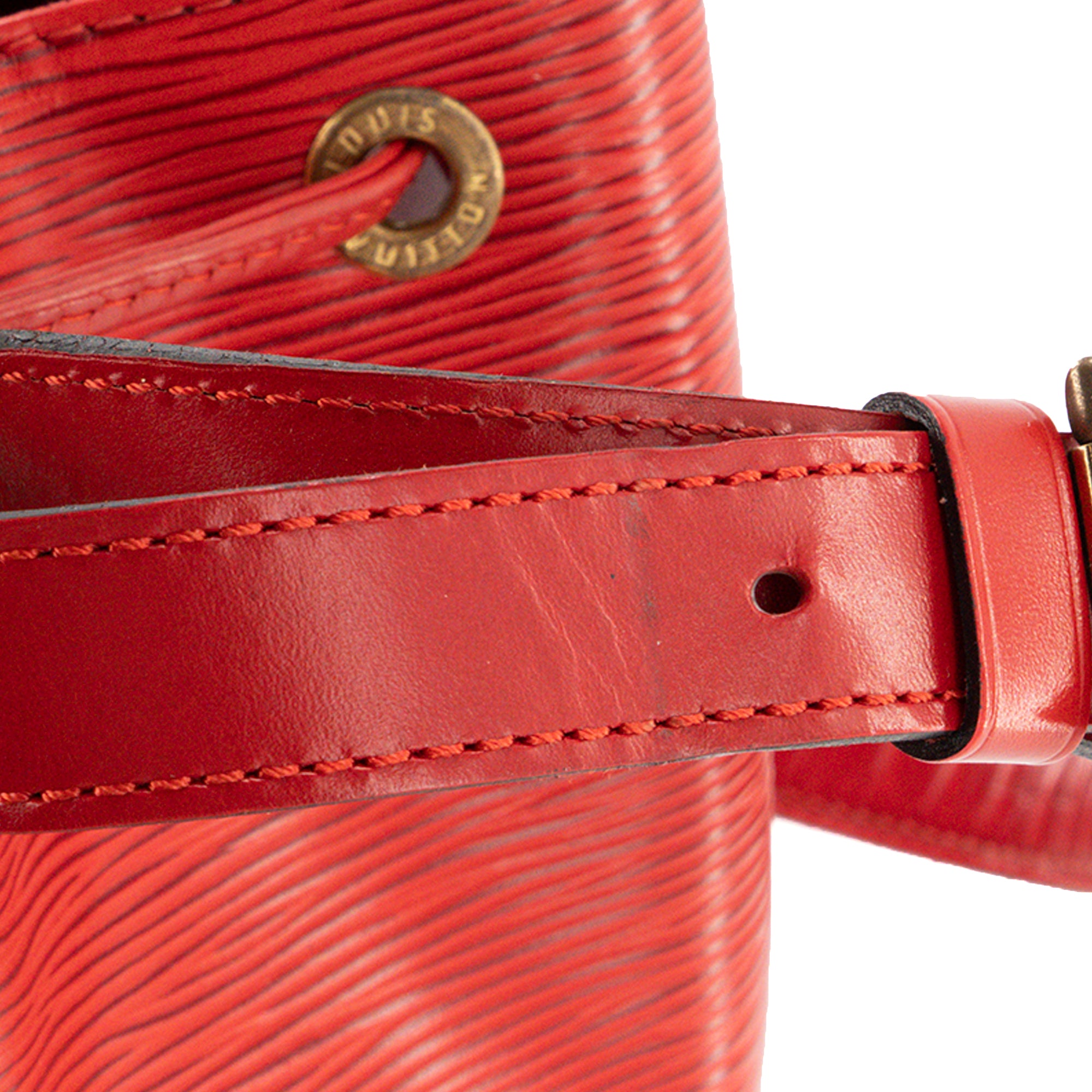 LOUIS VUITTON - Sac à épaule Noé Louis Vuitton en cuir épi rouge vintage