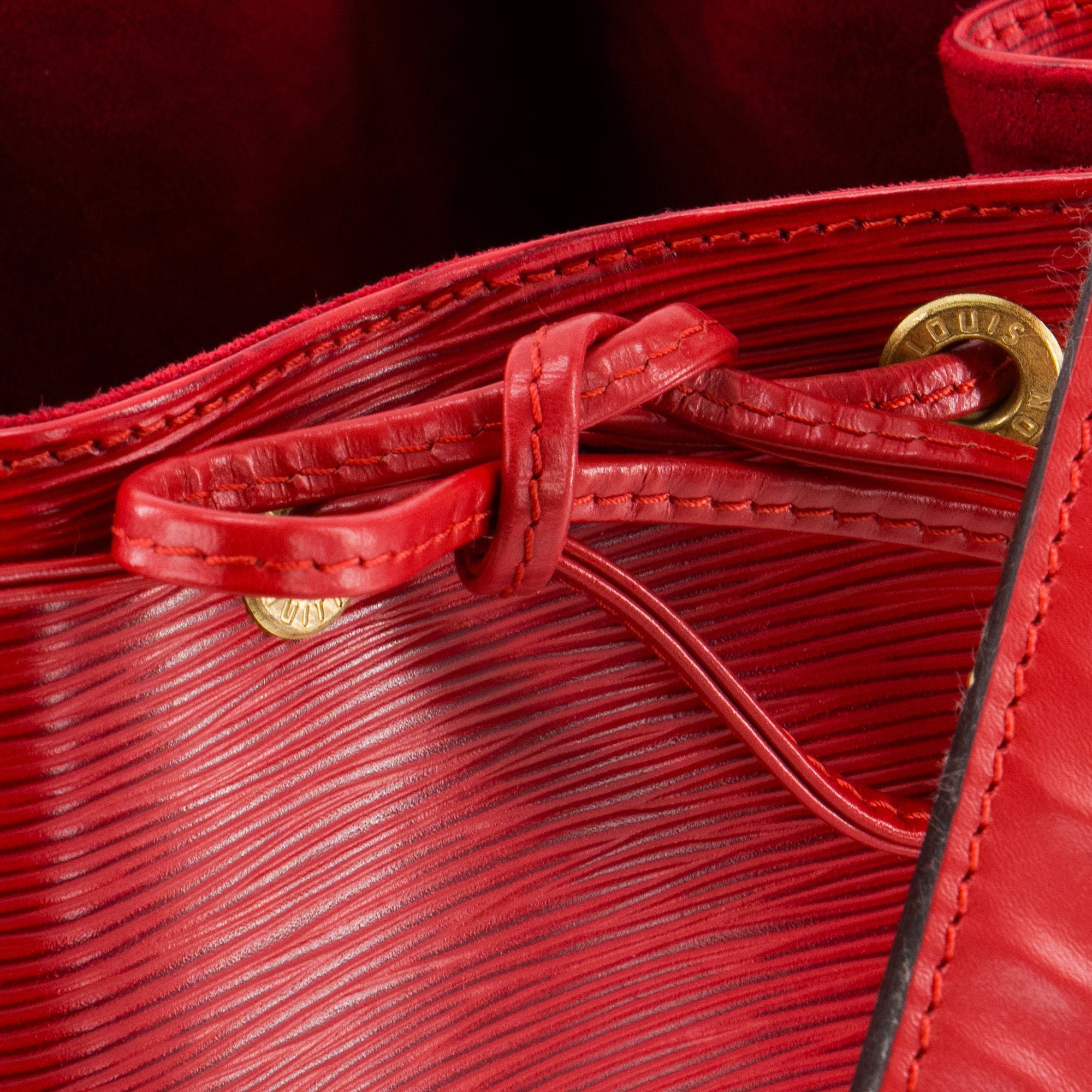 LOUIS VUITTON - Sac à épaule Noé Louis Vuitton en cuir épi rouge vintage