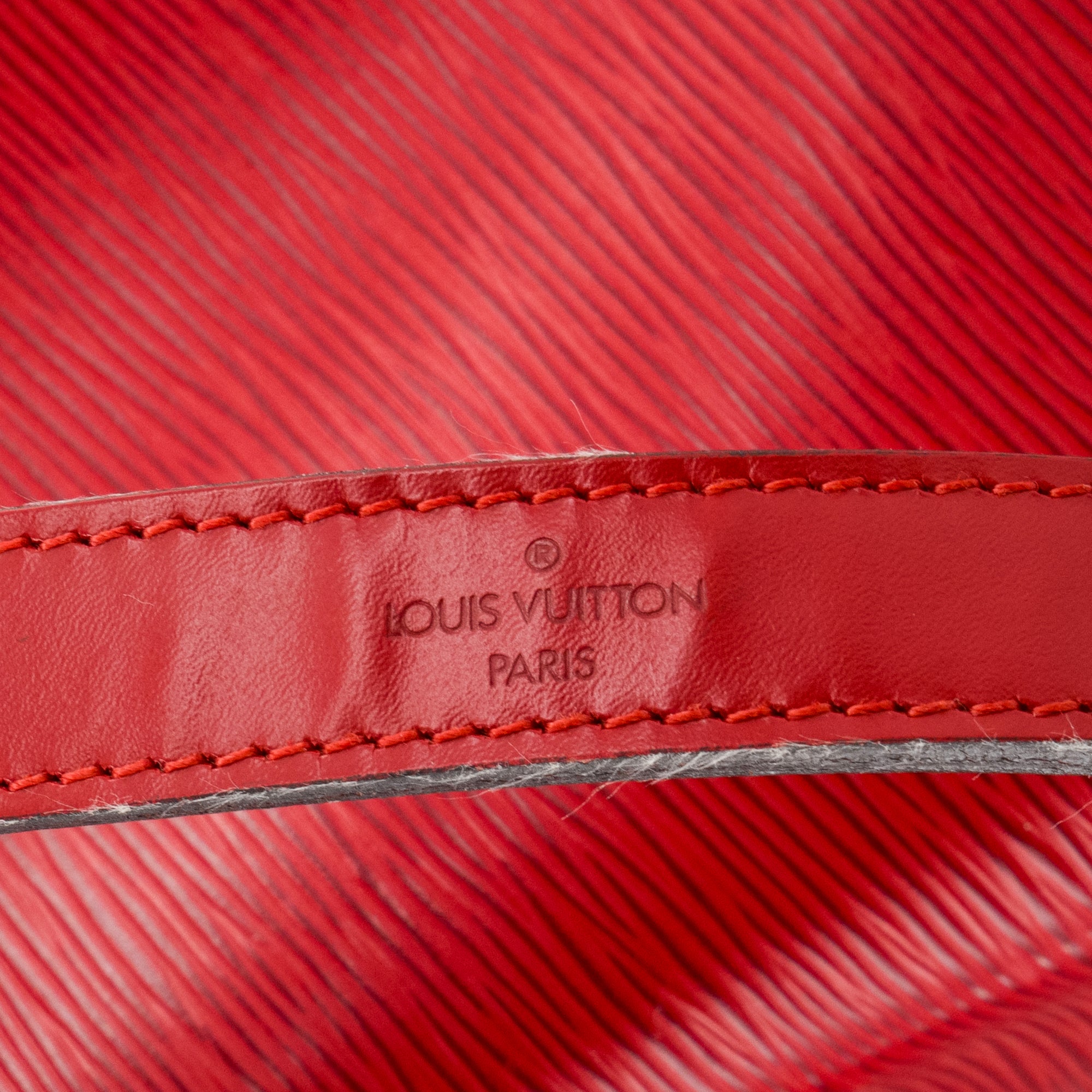 LOUIS VUITTON - Sac à épaule Noé Louis Vuitton en cuir épi rouge vintage