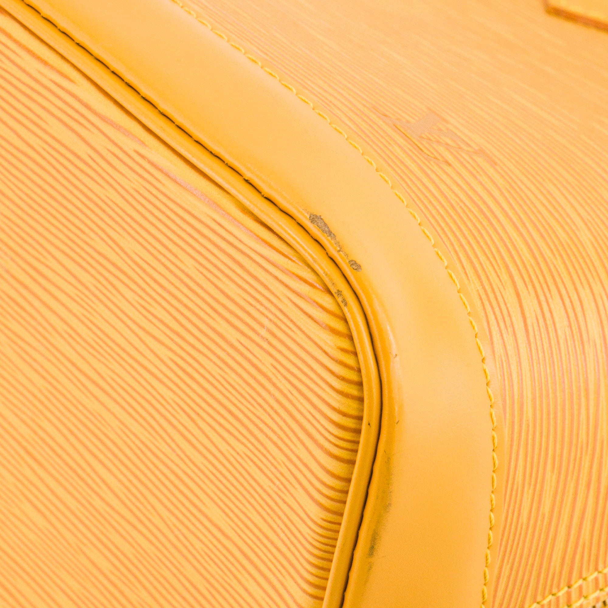 LOUIS VUITTON - Sac à main Alma PM Louis Vuitton en cuir épi jaune vintage