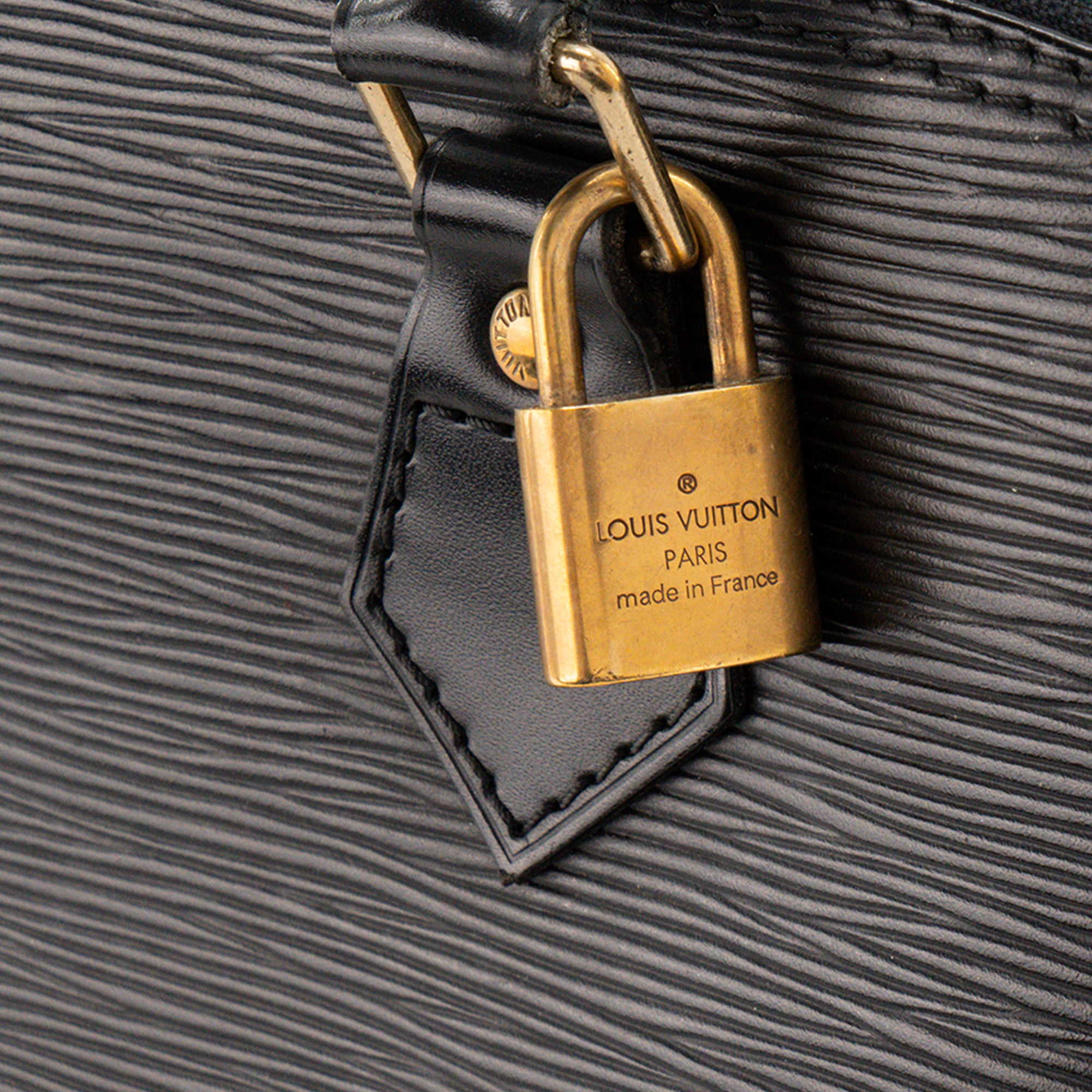 LOUIS VUITTON - Sac à main Alma PM Louis Vuitton en cuir épi noir vintage