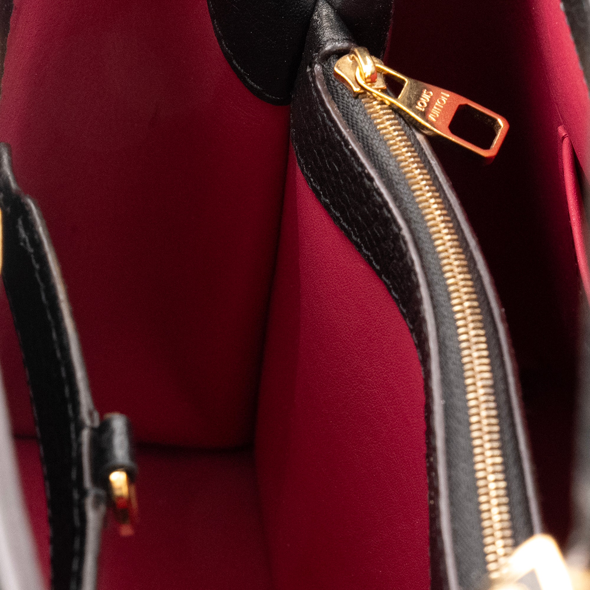 LOUIS VUITTON - Sac à main Capucines Louis Vuitton en cuir grainé noir