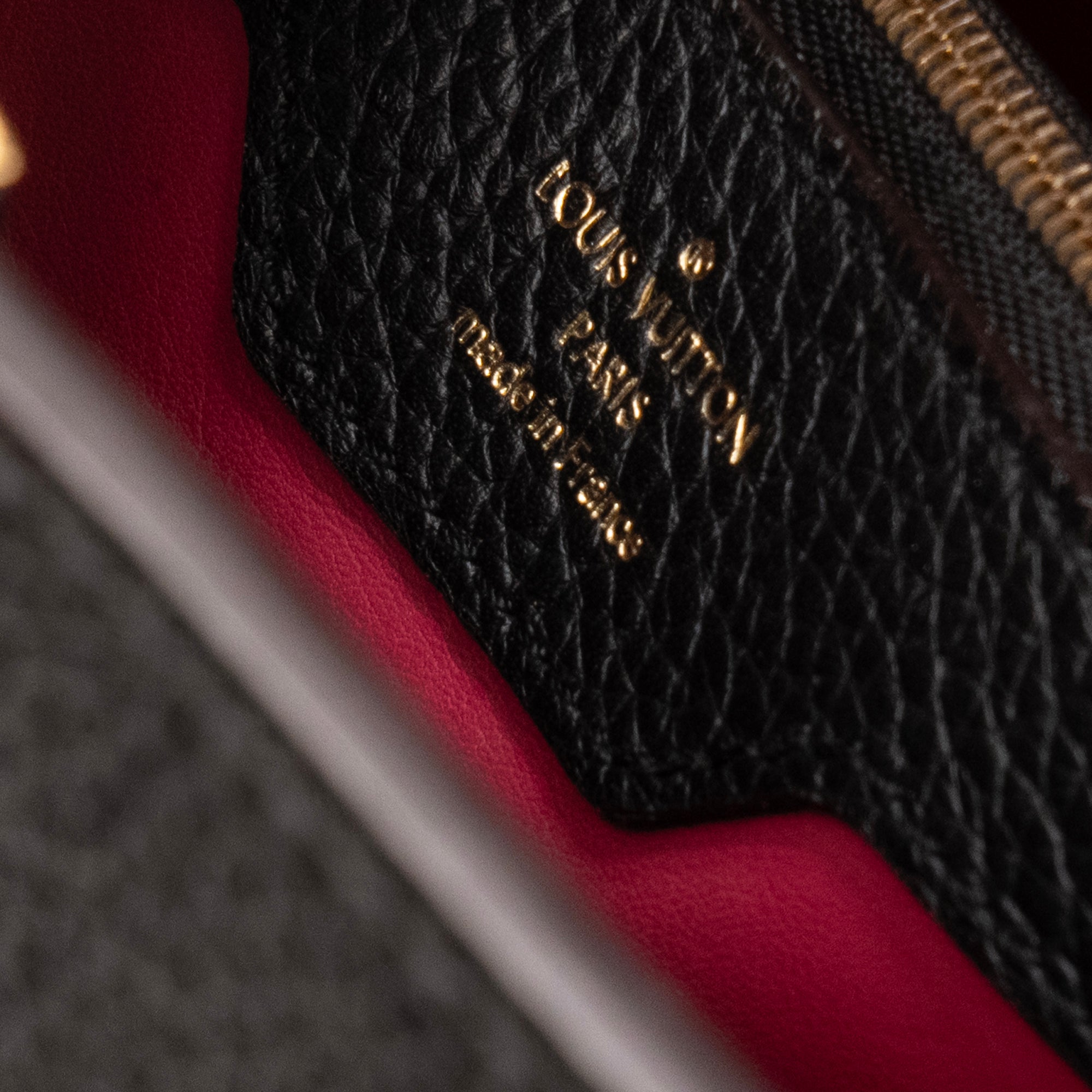 LOUIS VUITTON - Sac à main Capucines Louis Vuitton en cuir grainé noir