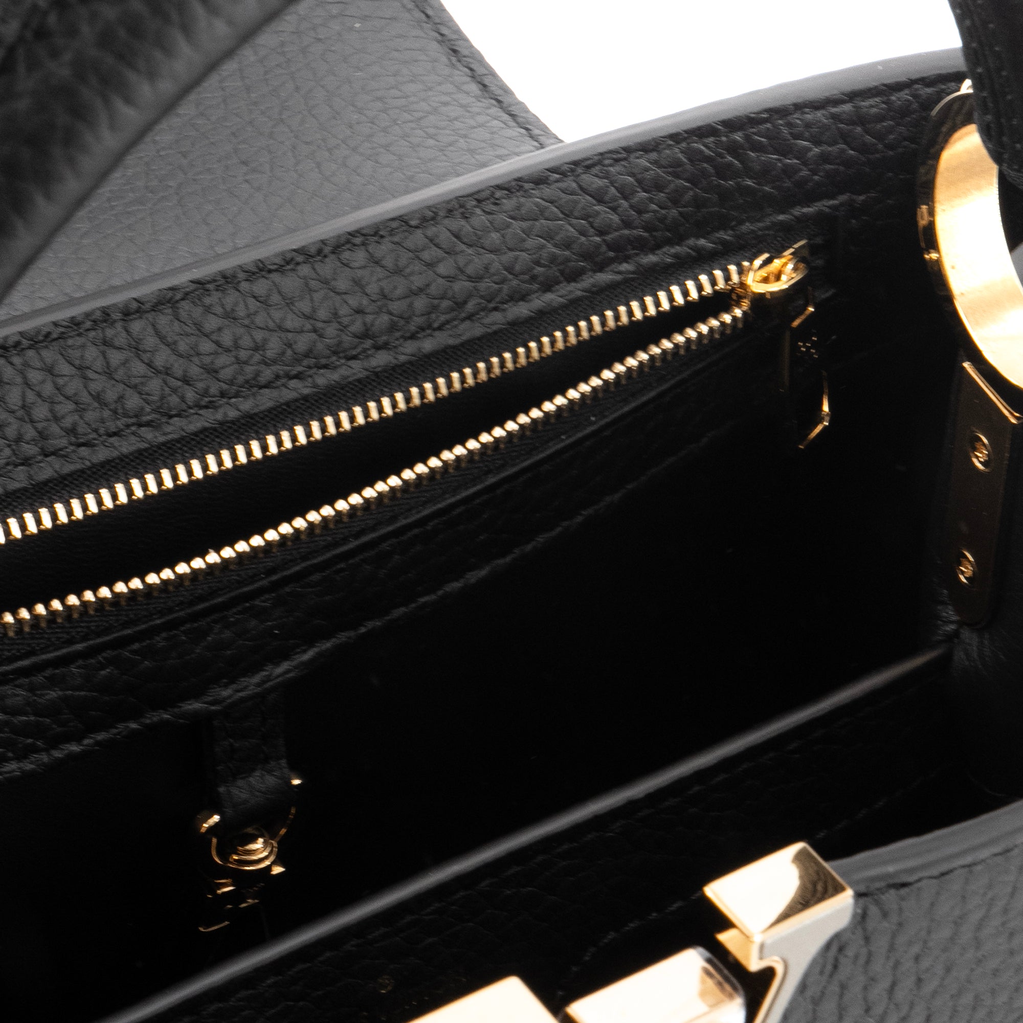 LOUIS VUITTON - Sac à main Capucines MM Louis Vuitton en cuir grainé noir édition limitée