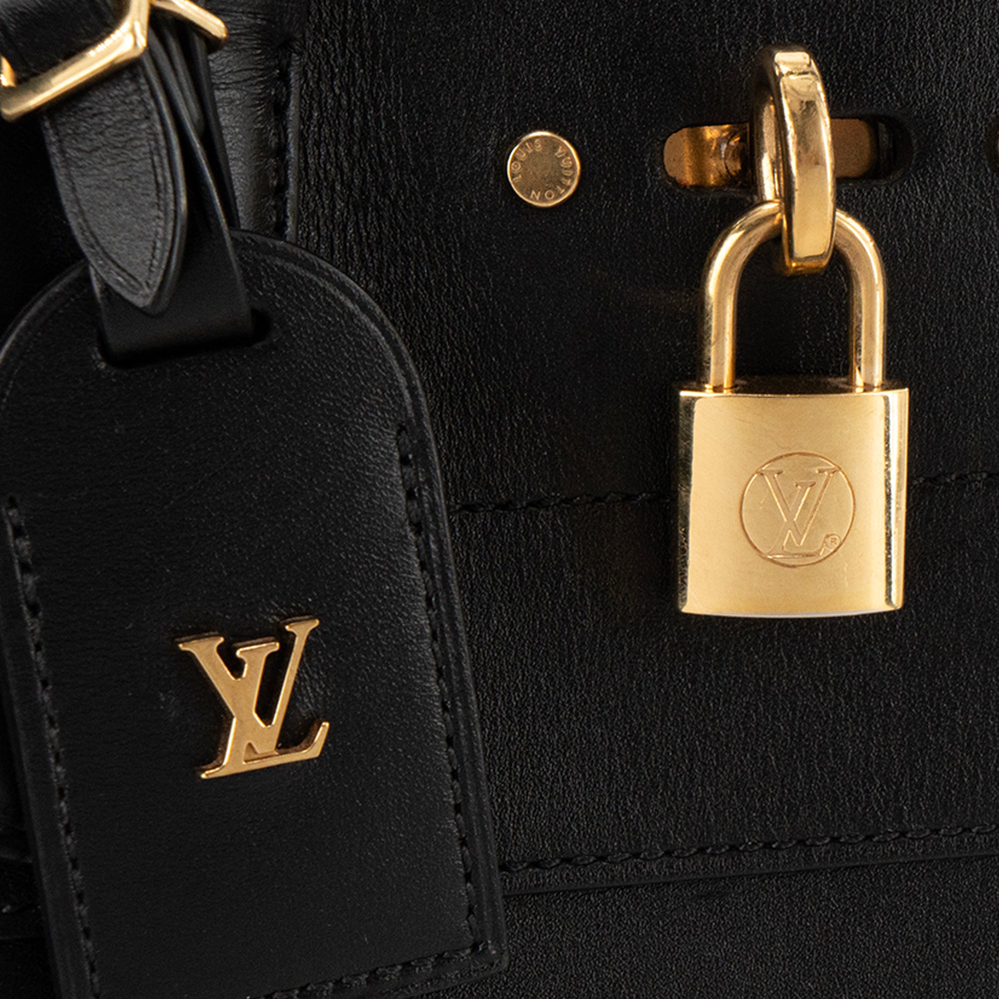 LOUIS VUITTON - Sac à main City Steamer MM Louis Vuitton en cuir lisse noir