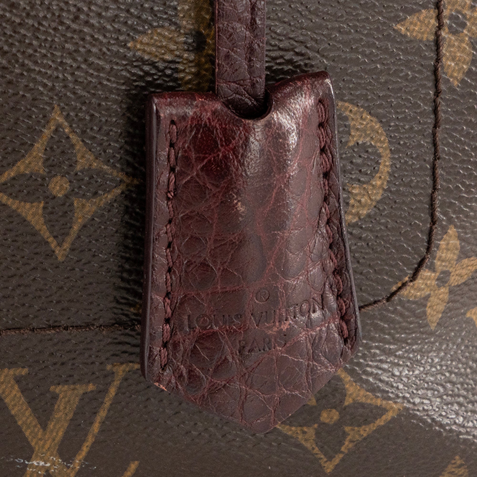 LOUIS VUITTON - Sac à main Majestueux Louis Vuitton en toile enduite et cuirs exotiques marron et bordeaux