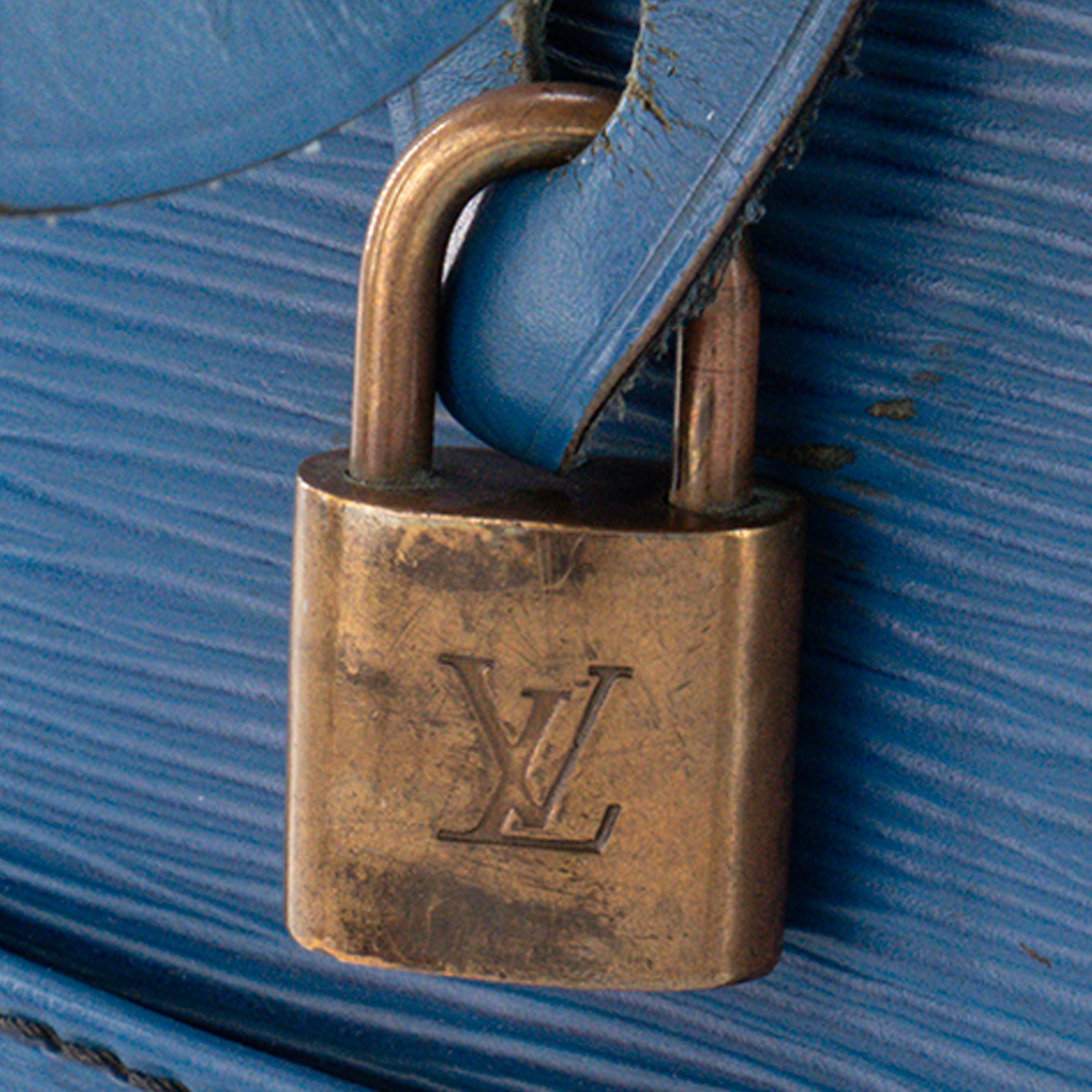 LOUIS VUITTON - Sac à main Speedy 30  Louis Vuitton en cuir épi bleu vintage