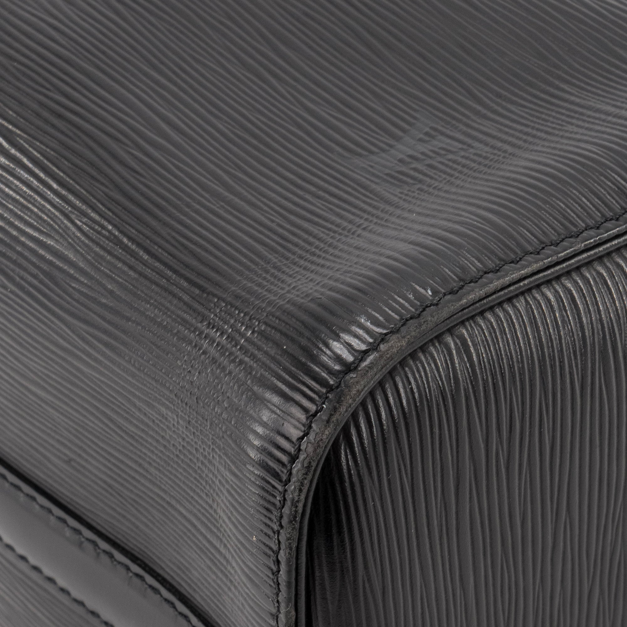 LOUIS VUITTON - Sac à main Speedy Louis Vuitton en cuir épi noir vintage