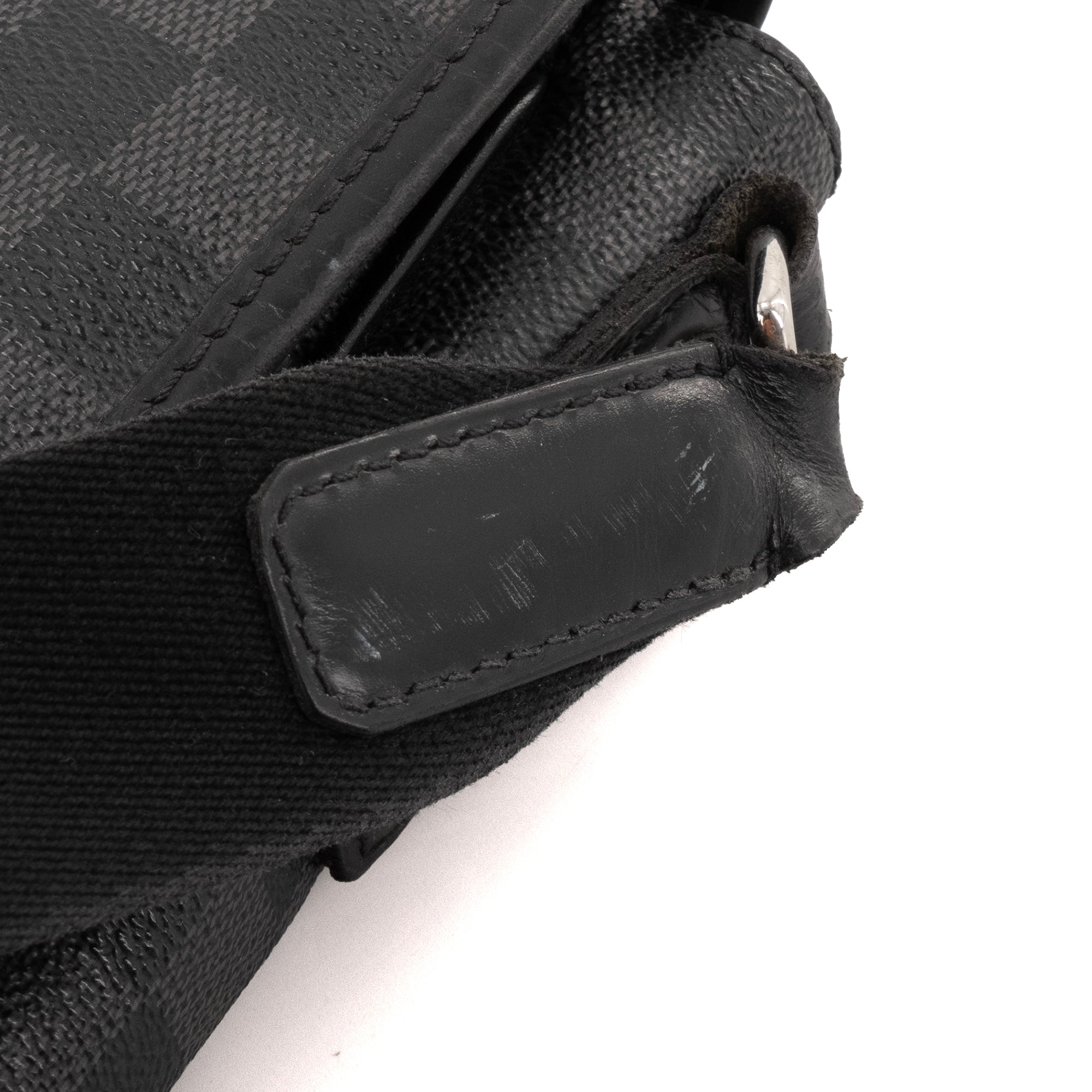 LOUIS VUITTON - Sac bandoulière District Louis Vuitton en toile enduite damier graphite