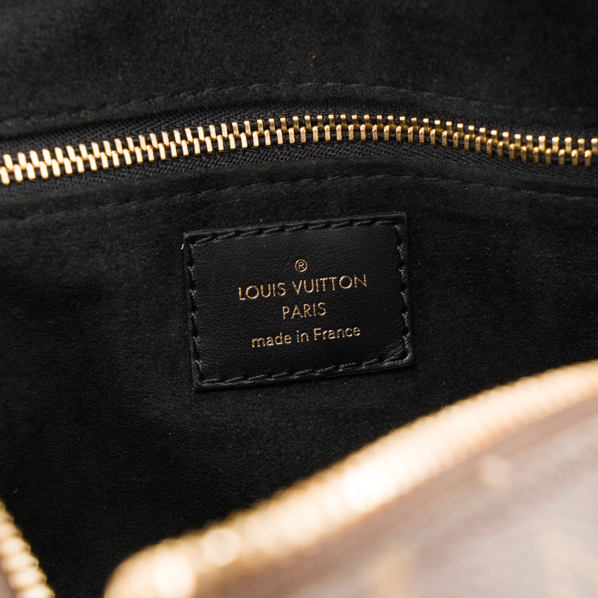 LOUIS VUITTON - Sac à bandoulière Petite Malle Souple Louis Vuitton  en toile enduite monogrammée et cuir noir