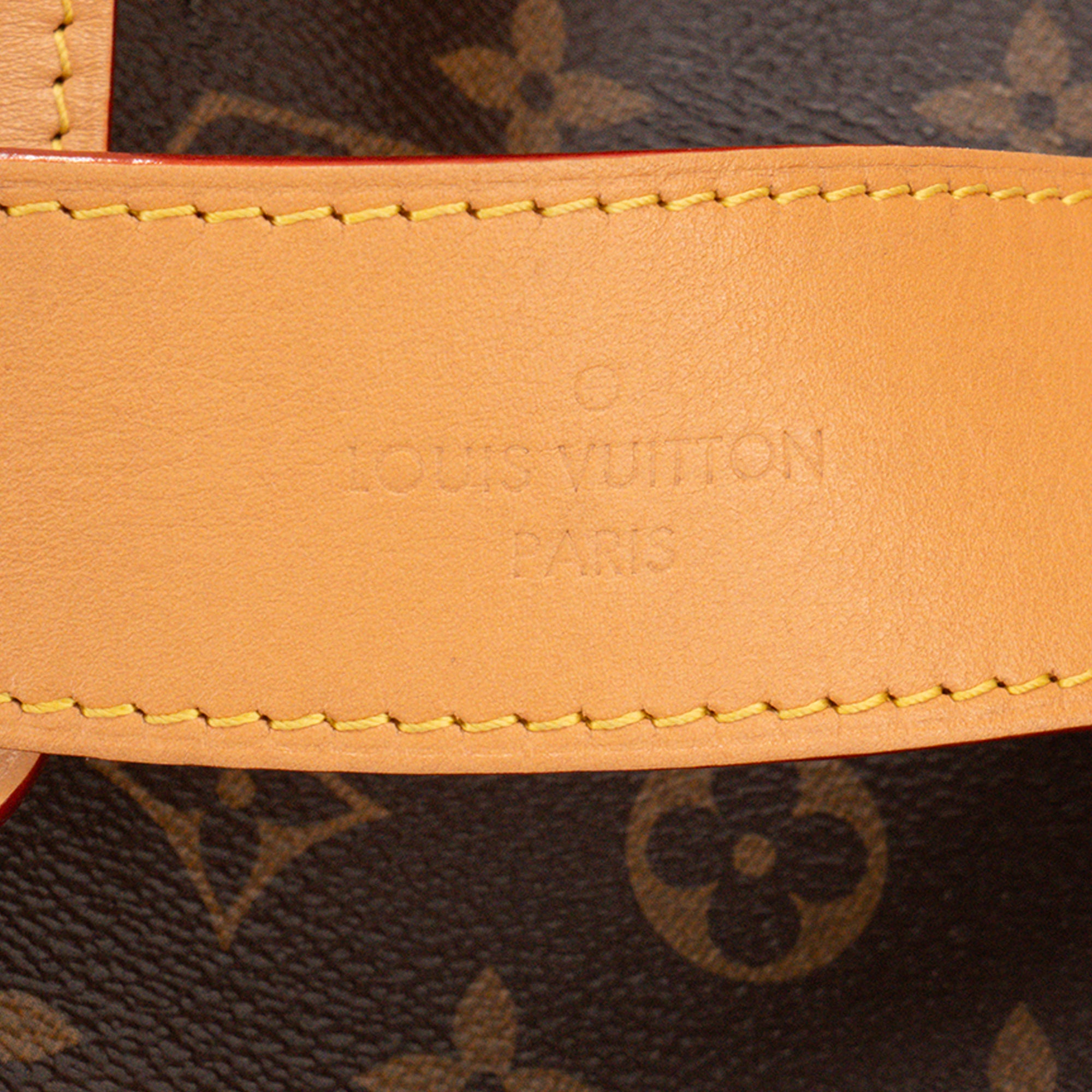 LOUIS VUITTON - Sac cabas CarryAll MM Louis Vuitton en toile enduite monogrammée