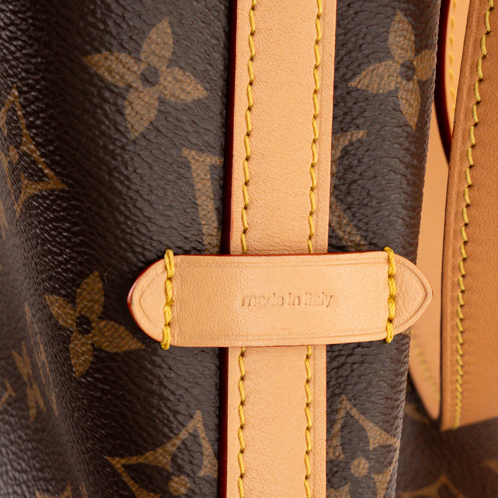 LOUIS VUITTON - Sac cabas CarryAll MM Louis Vuitton en toile enduite monogrammée