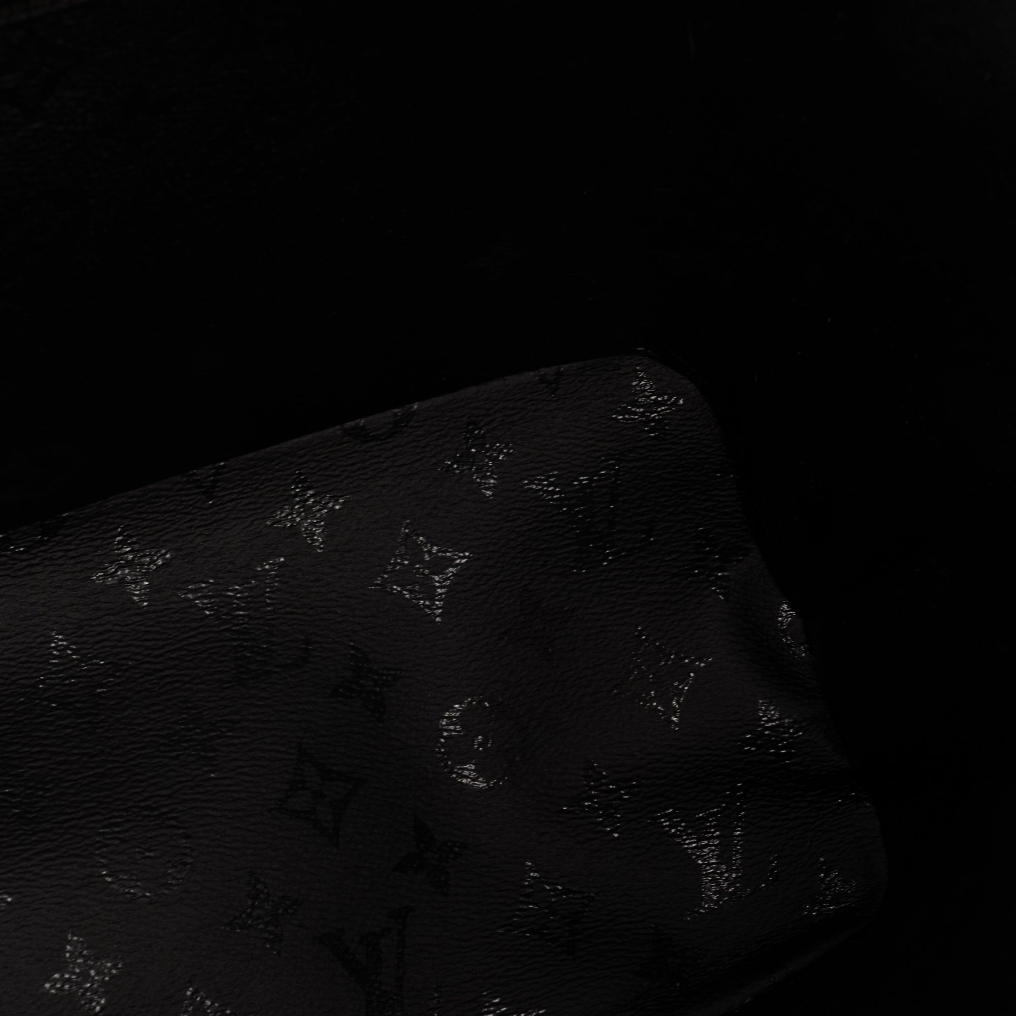 LOUIS VUITTON - Sac cabas Neverfull MM URS Fischer Louis Vuitton en toile enduite noir et velours rouge