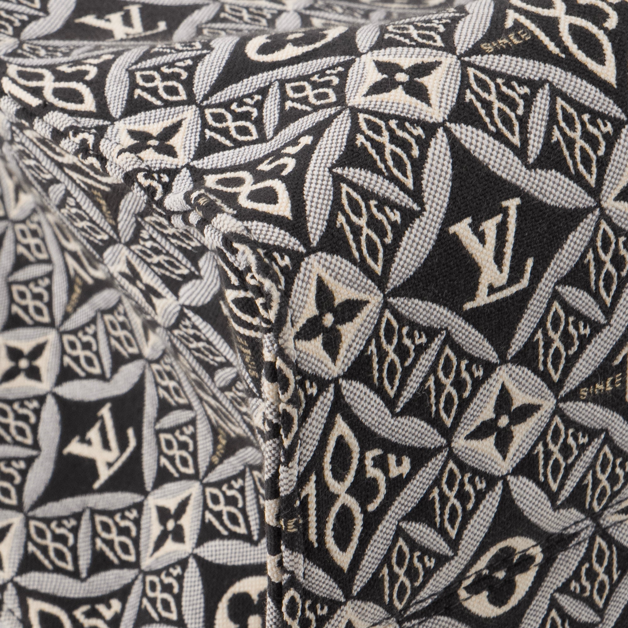 LOUIS VUITTON - Sac cabas OnTheGo GM Louis Vuitton en toile jacquard noire et blanche édition limitée Since 1854